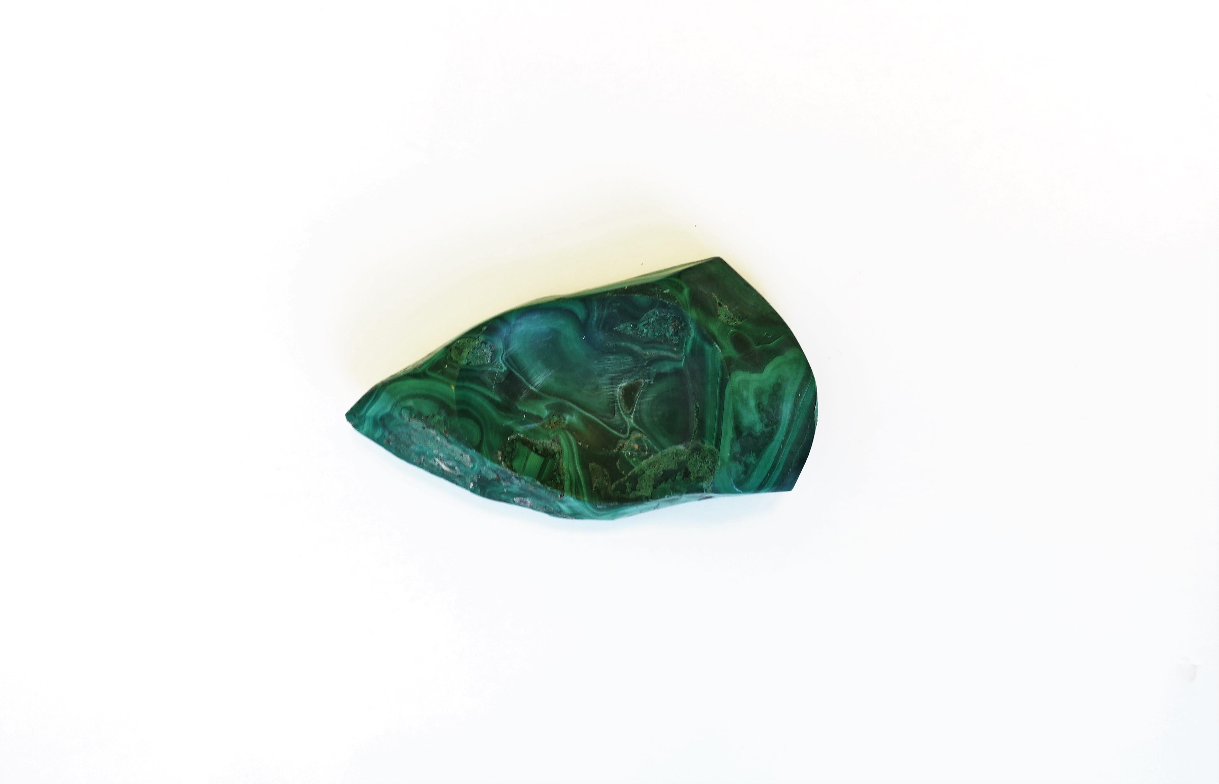 A green malachite jewelry dish or desk vessel, circa 20th century. Piece can work as a small jewelry/trinket dish, a standalone decorative object, or paperweight/desk accessory for small items, etc. Convenient for a table, office, desk, shelf,