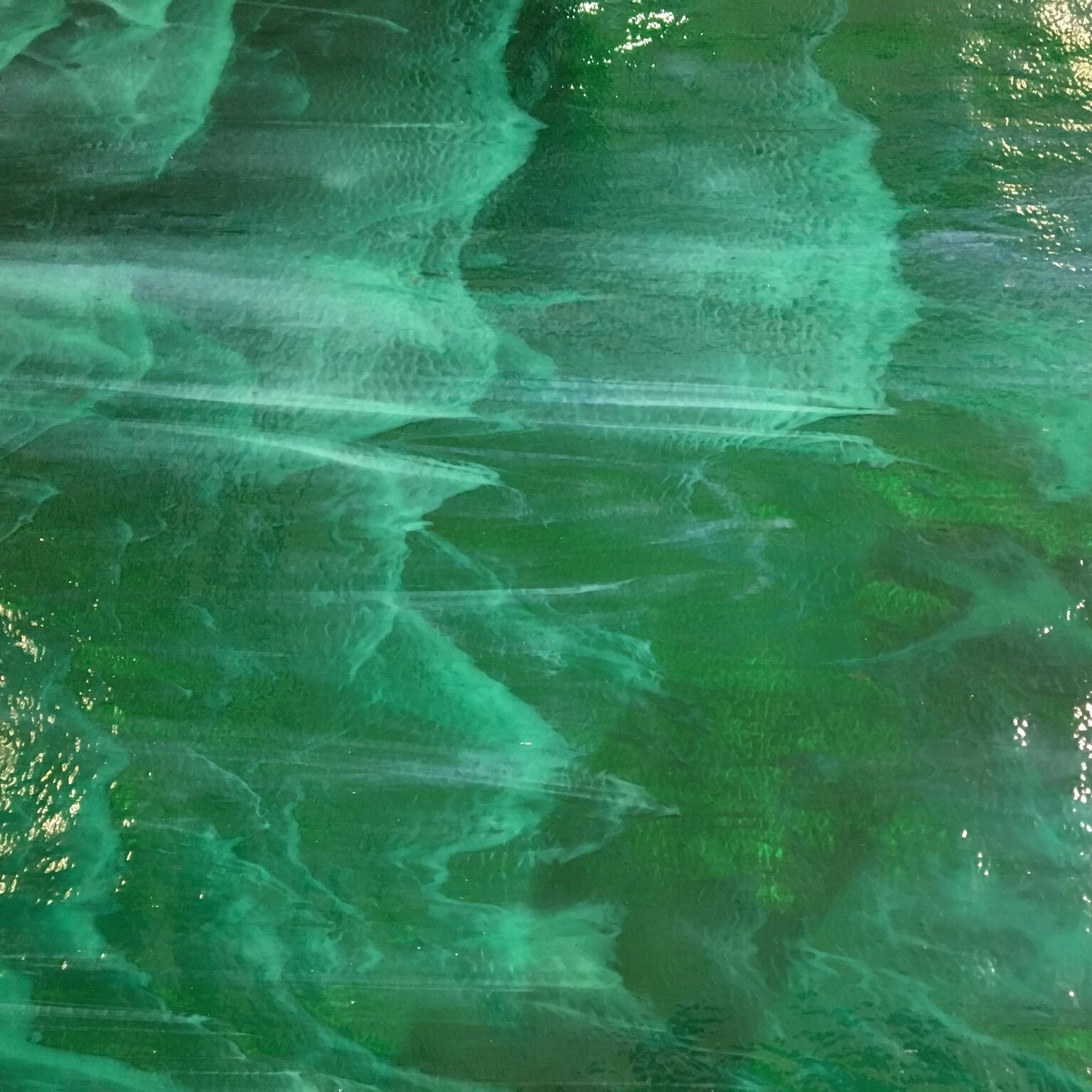 Kommode aus Opalglas mit grünem Malachiteffekt Messingdetails:: 1980er Jahre im Zustand „Hervorragend“ in Florence, IT