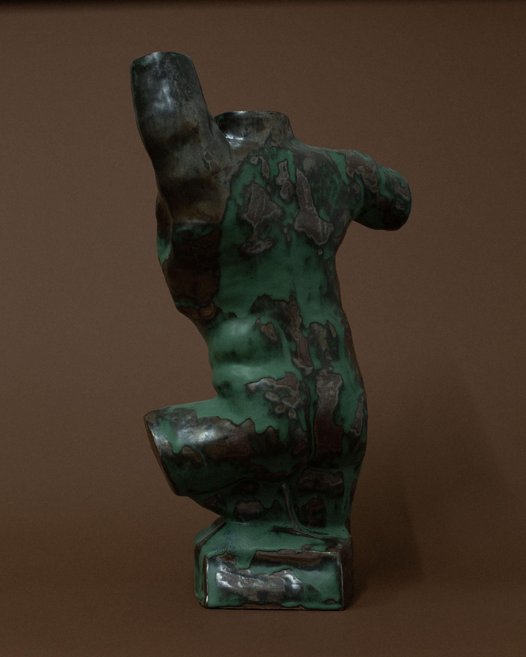 Grüne männliche Torso-Skulptur von Common Body im Angebot 12