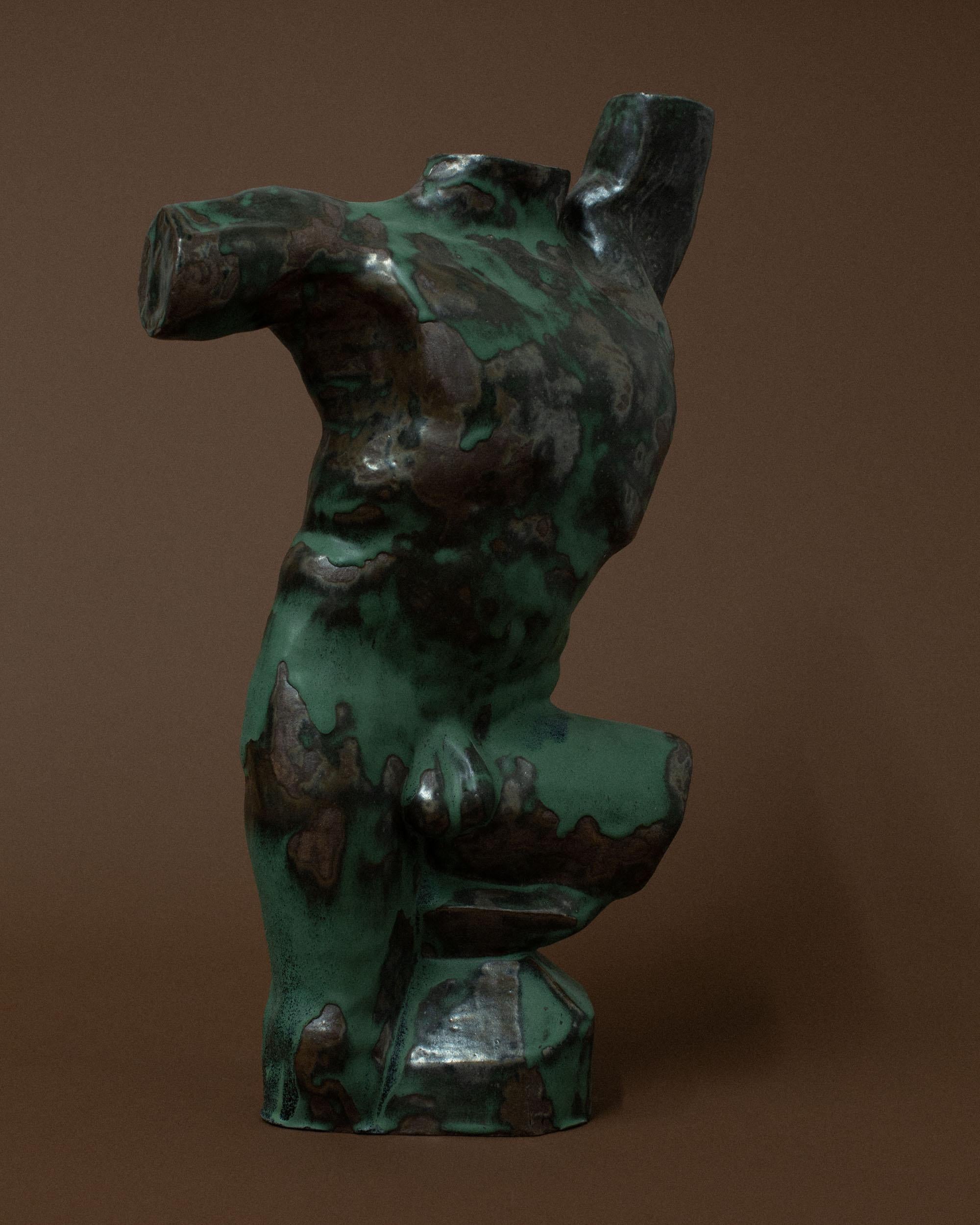 Grüne männliche Torso-Skulptur von Common Body
Abmessungen: B 46 x T 26 x H 71 cm
MATERIALIEN: Grün glasierte und rostfarbene Keramik


Common body ist ein Studio für Bildhauerei und Einrichtungsgegenstände, das von Nathaniel Kyung Smith gegründet
