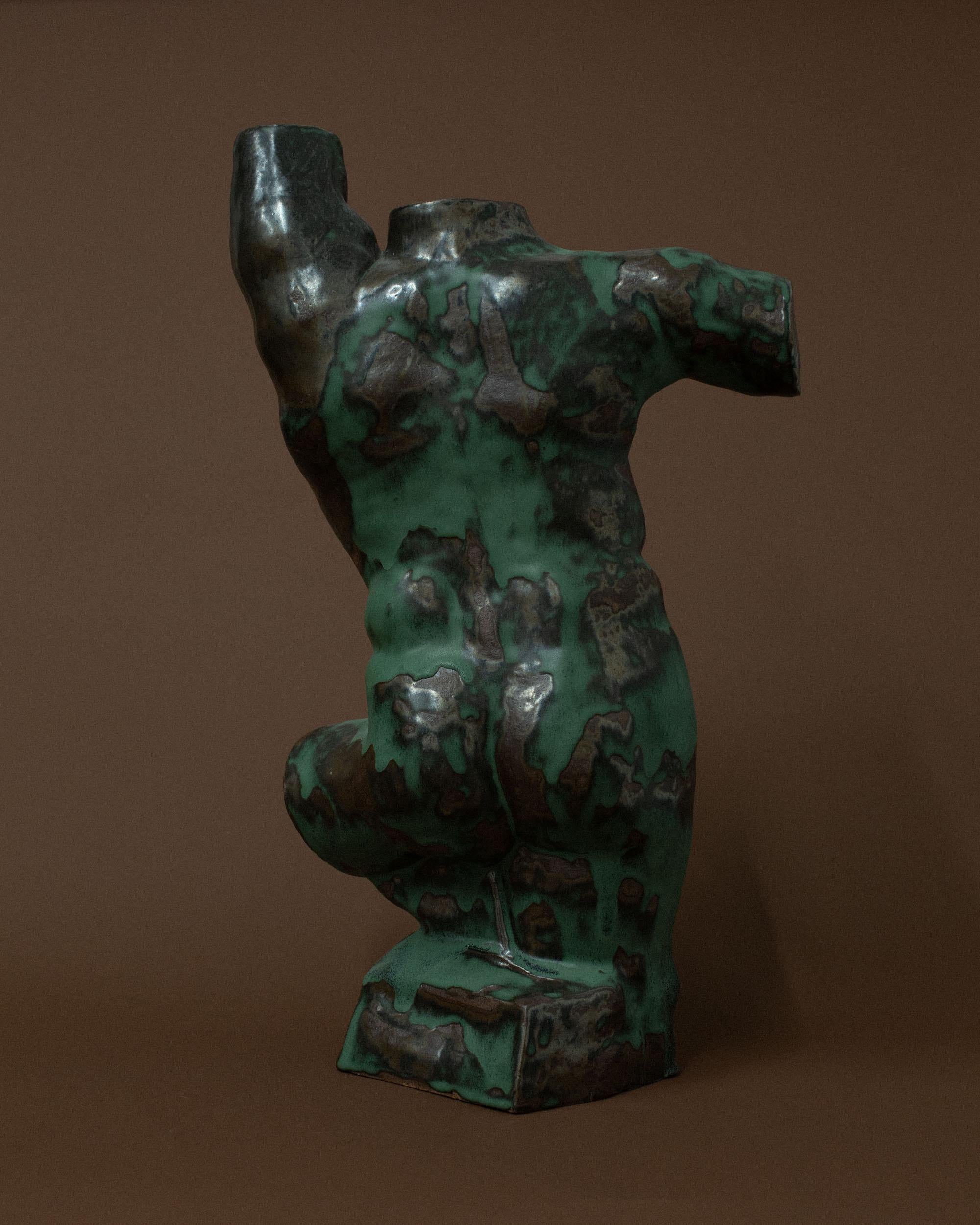 Grüne männliche Torso-Skulptur von Common Body im Angebot 13