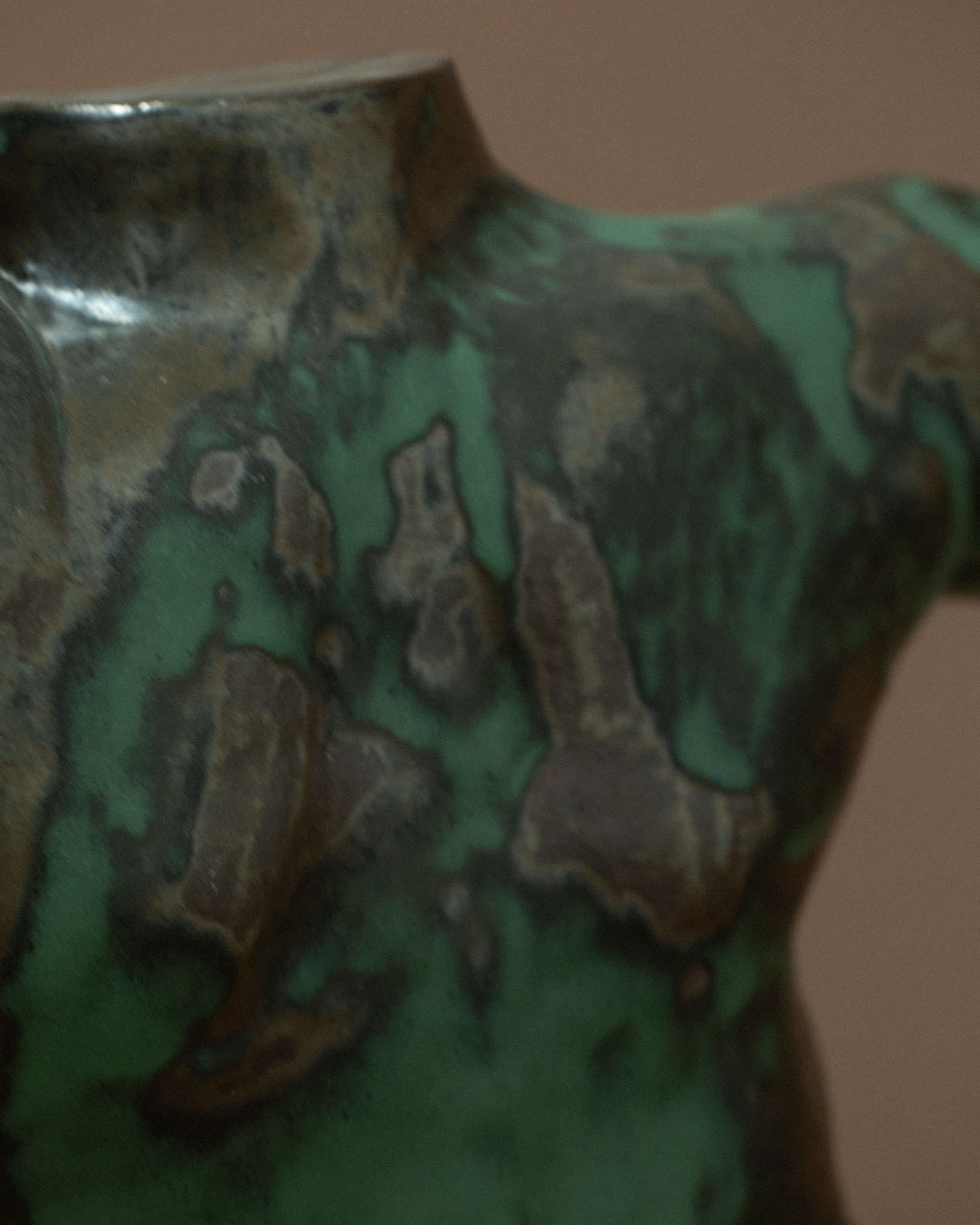 Grüne männliche Torso-Skulptur von Common Body im Angebot 1