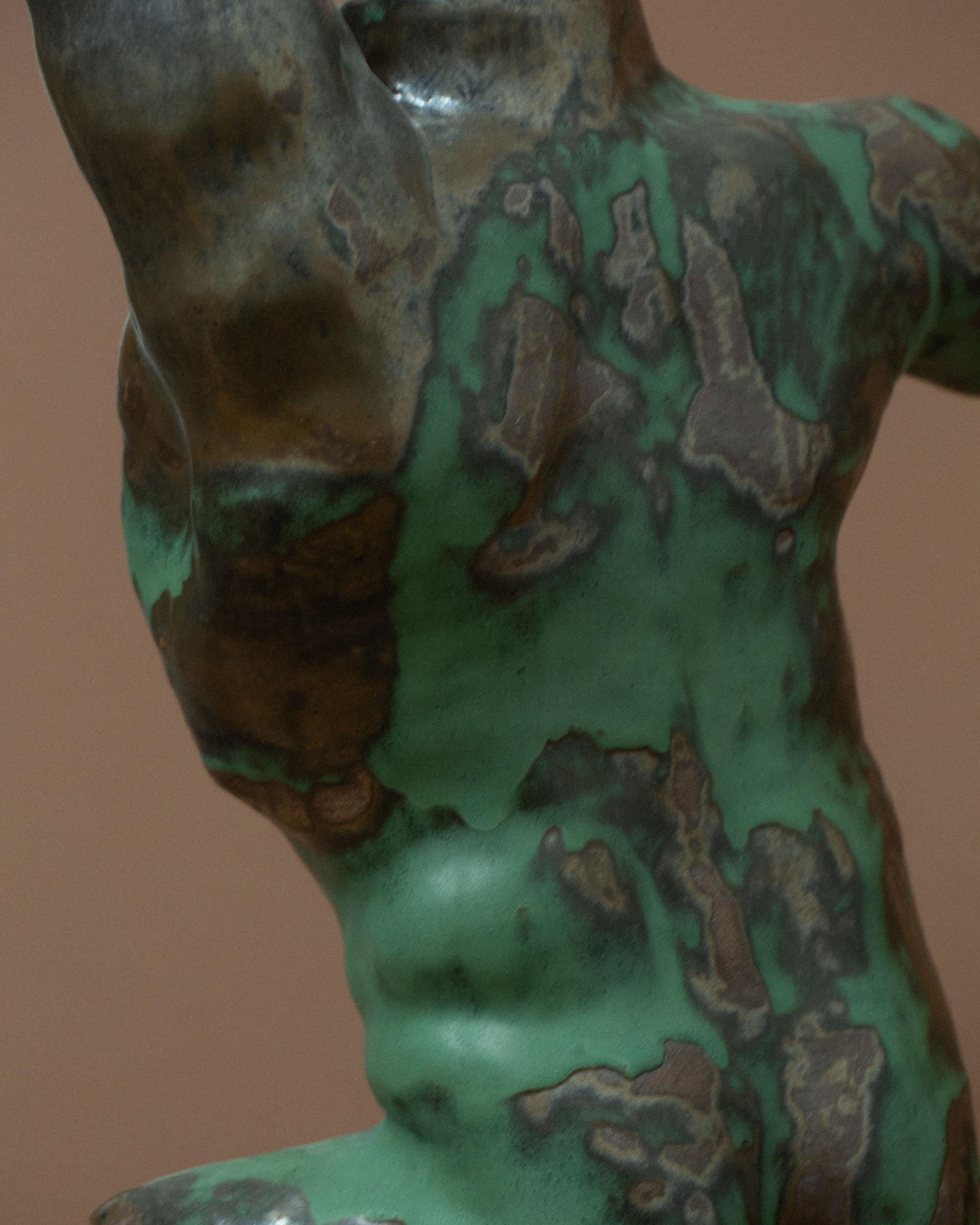 Grüne männliche Torso-Skulptur von Common Body im Angebot 2