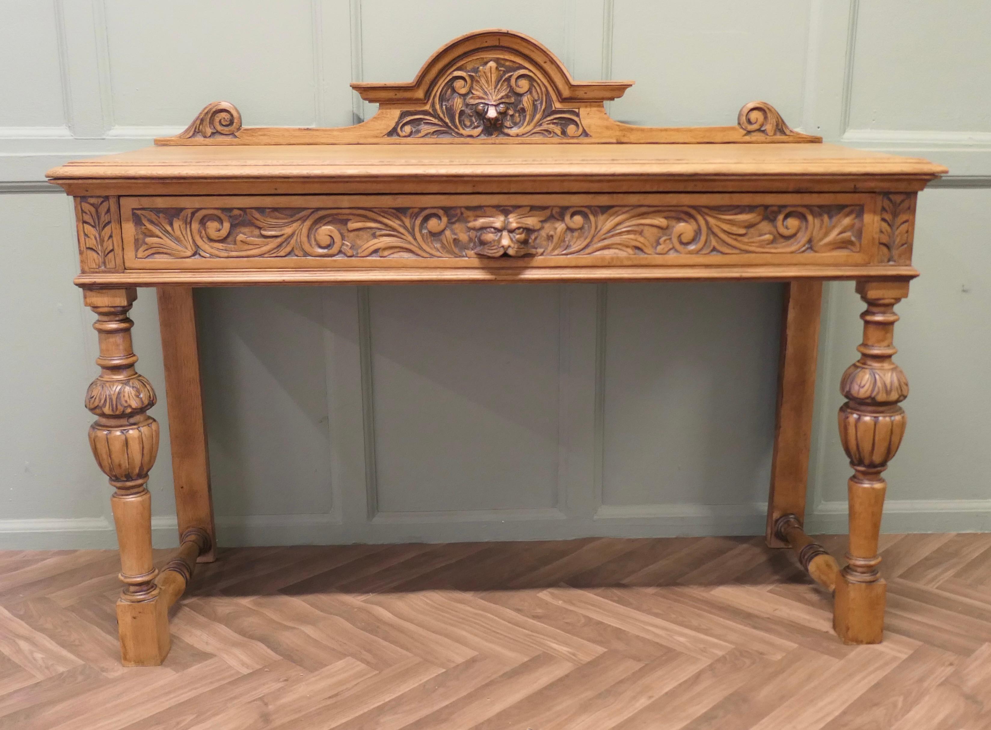 Grüner Mann geschnitzt Golden Oak Hall Tisch

Der Tisch ist aus massivem Eichenholz gefertigt, die geschnitzte Galerie an der Rückseite des Tisches hat eine furchterregende Maske des Grünen Mannes in der Mitte, der Tisch hat eine lange Schublade an