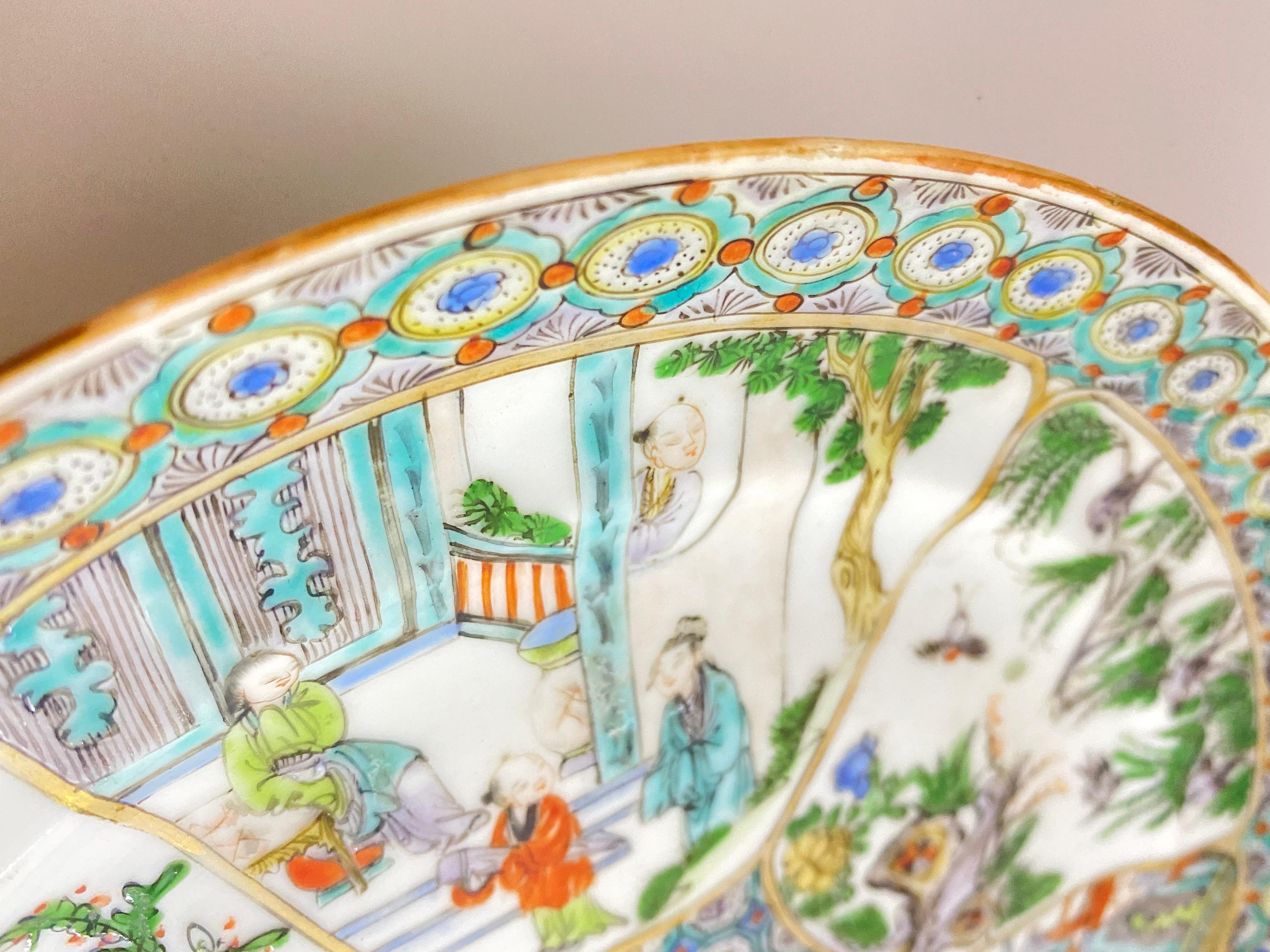 It is a porcelain plate, round, painted by hand. It was made in China in the 1850s, so it dates from the 19th century. The dominant color is green and the decor depicts scenes from everyday life.