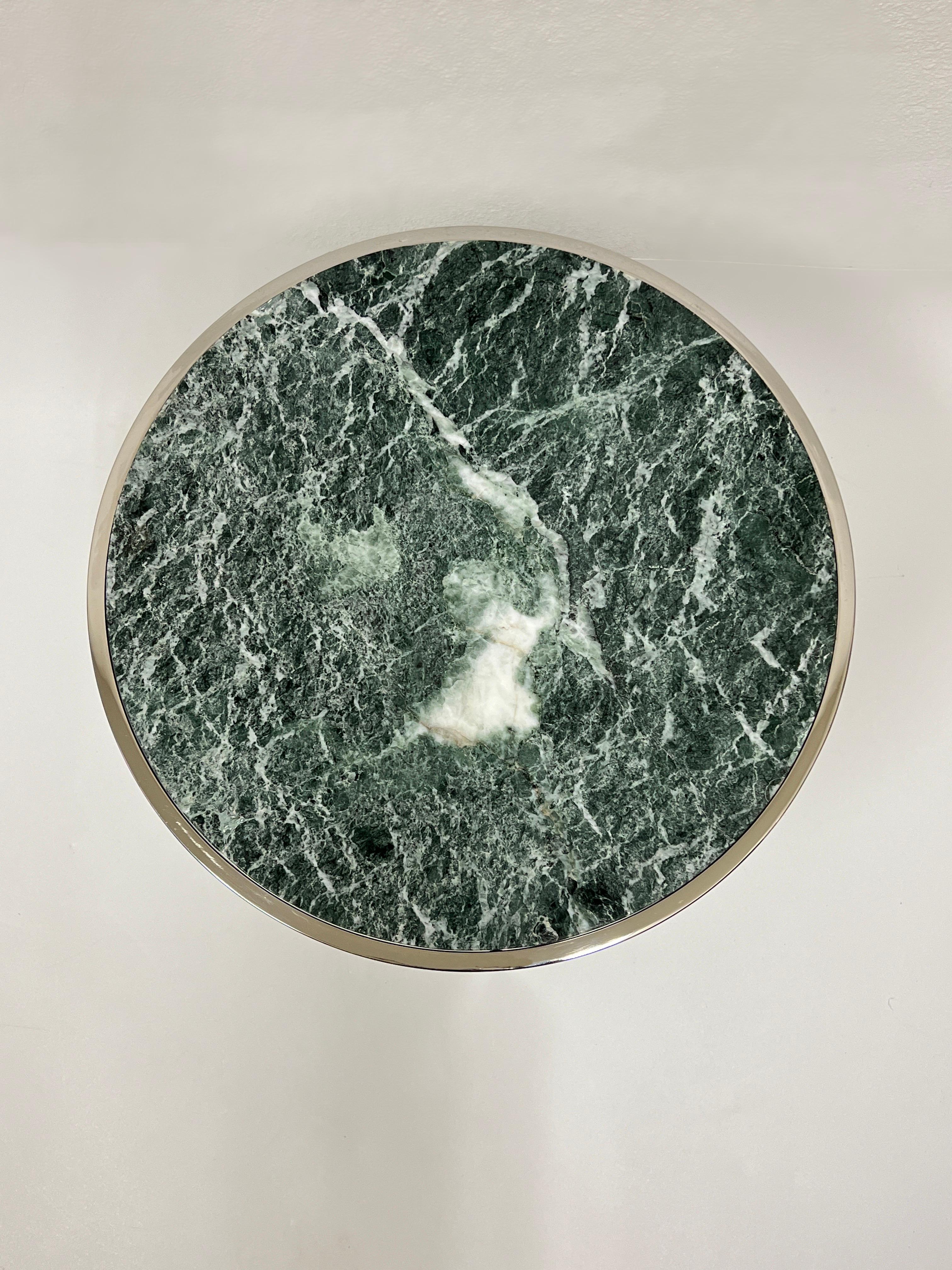 Moderne Table d'appoint tripode ronde en marbre vert et acier inoxydable poli de Brueton  en vente