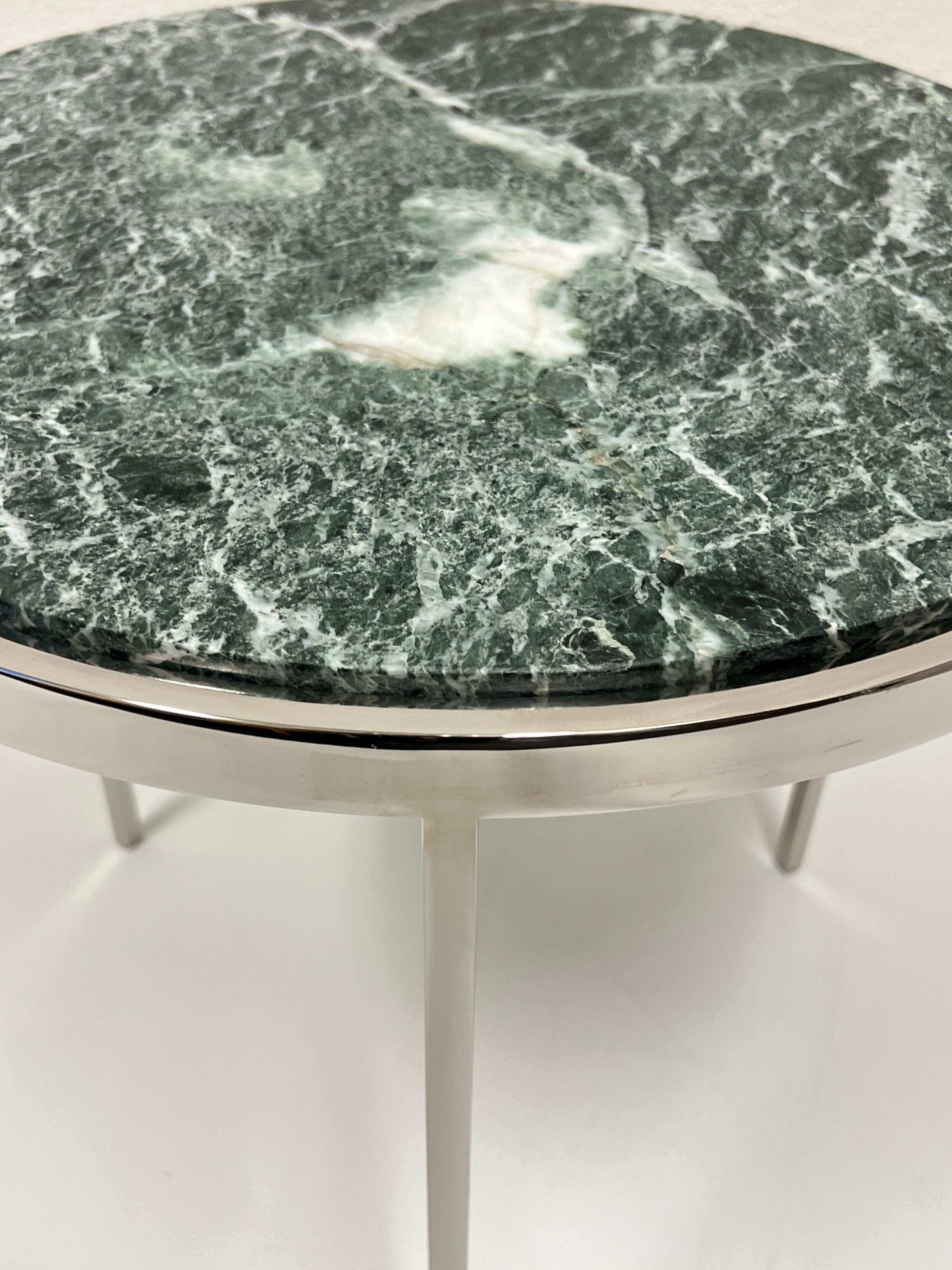 Américain Table d'appoint tripode ronde en marbre vert et acier inoxydable poli de Brueton  en vente