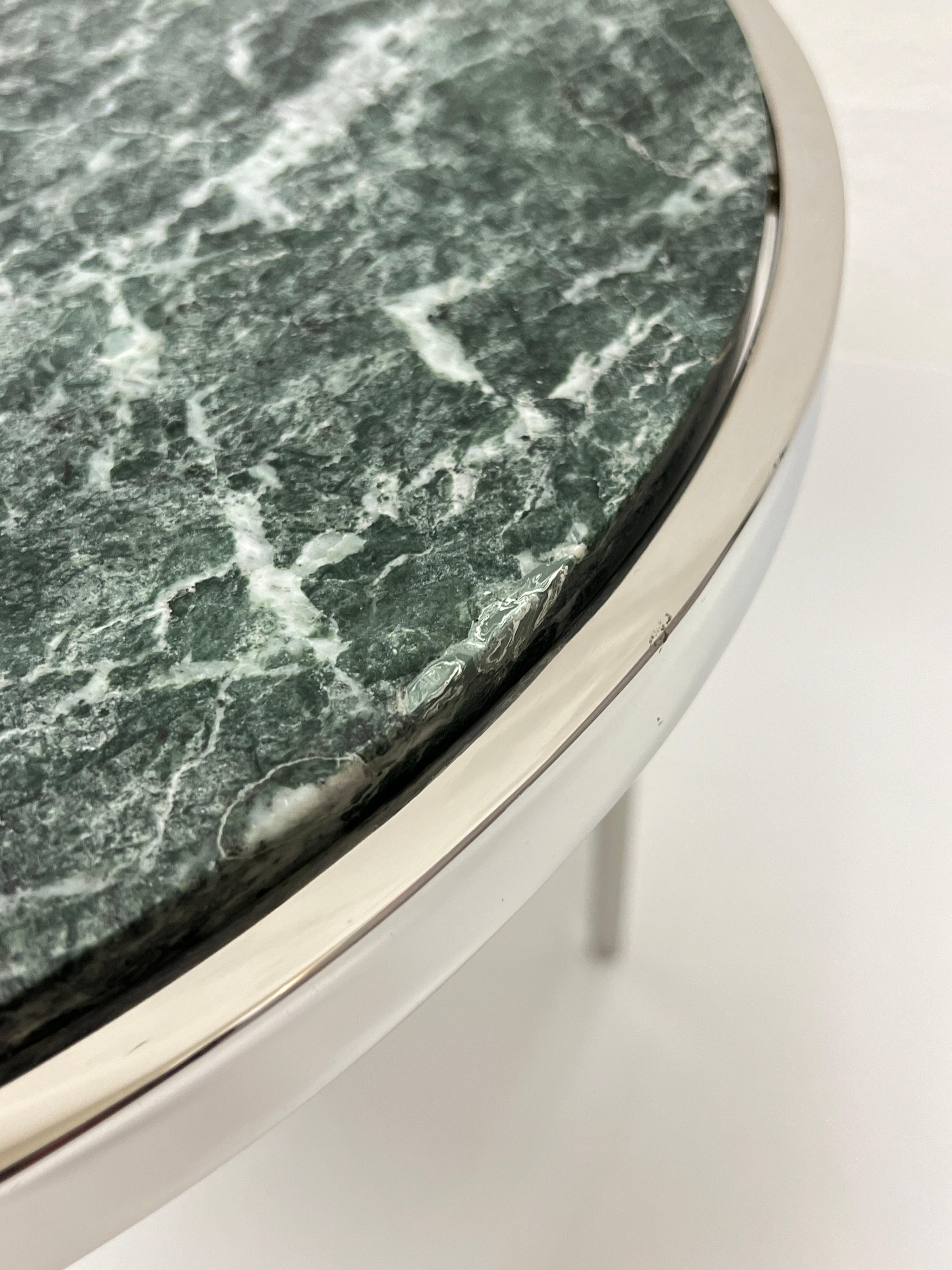 Poli Table d'appoint tripode ronde en marbre vert et acier inoxydable poli de Brueton  en vente