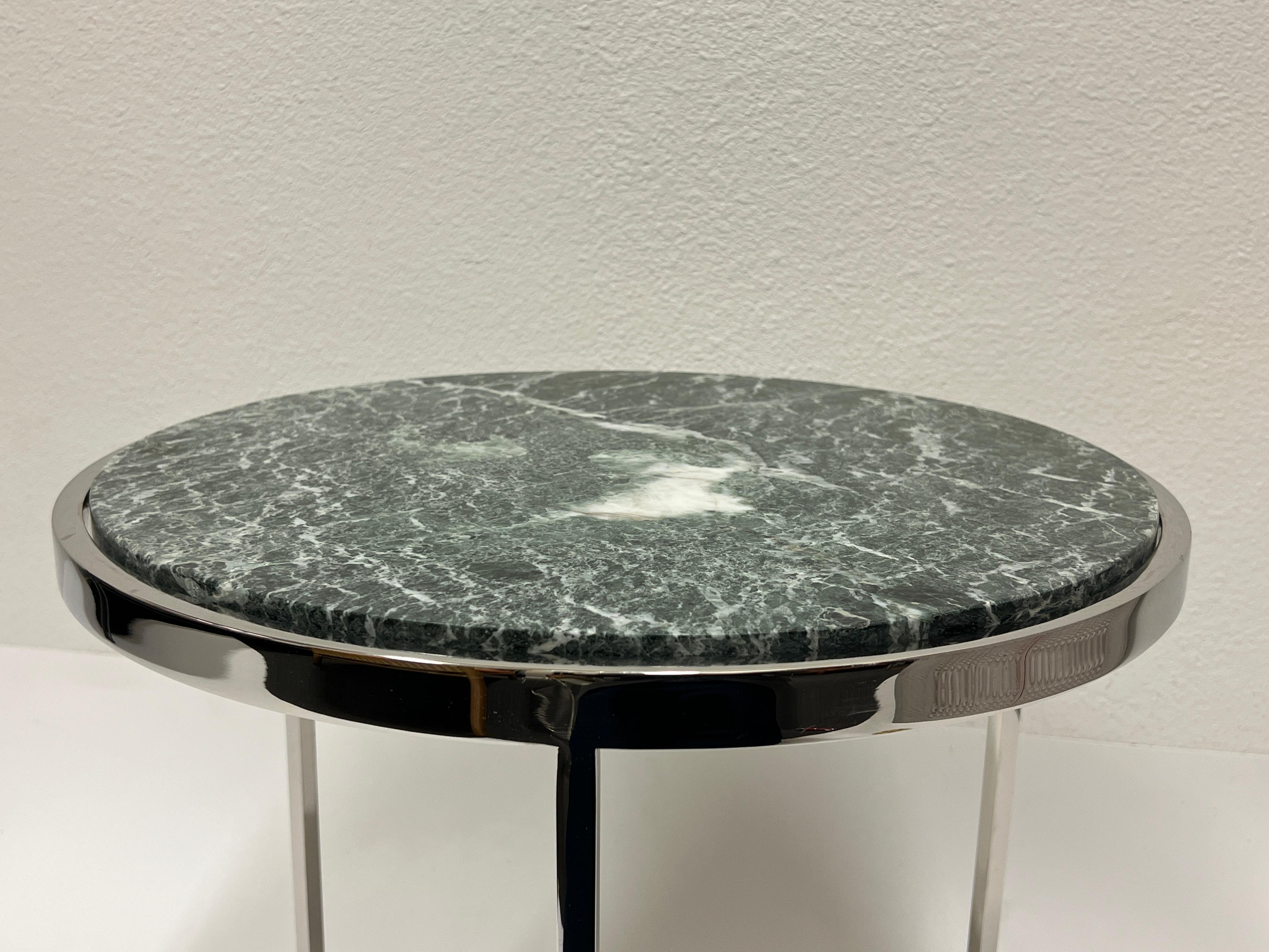 Fin du 20e siècle Table d'appoint tripode ronde en marbre vert et acier inoxydable poli de Brueton  en vente