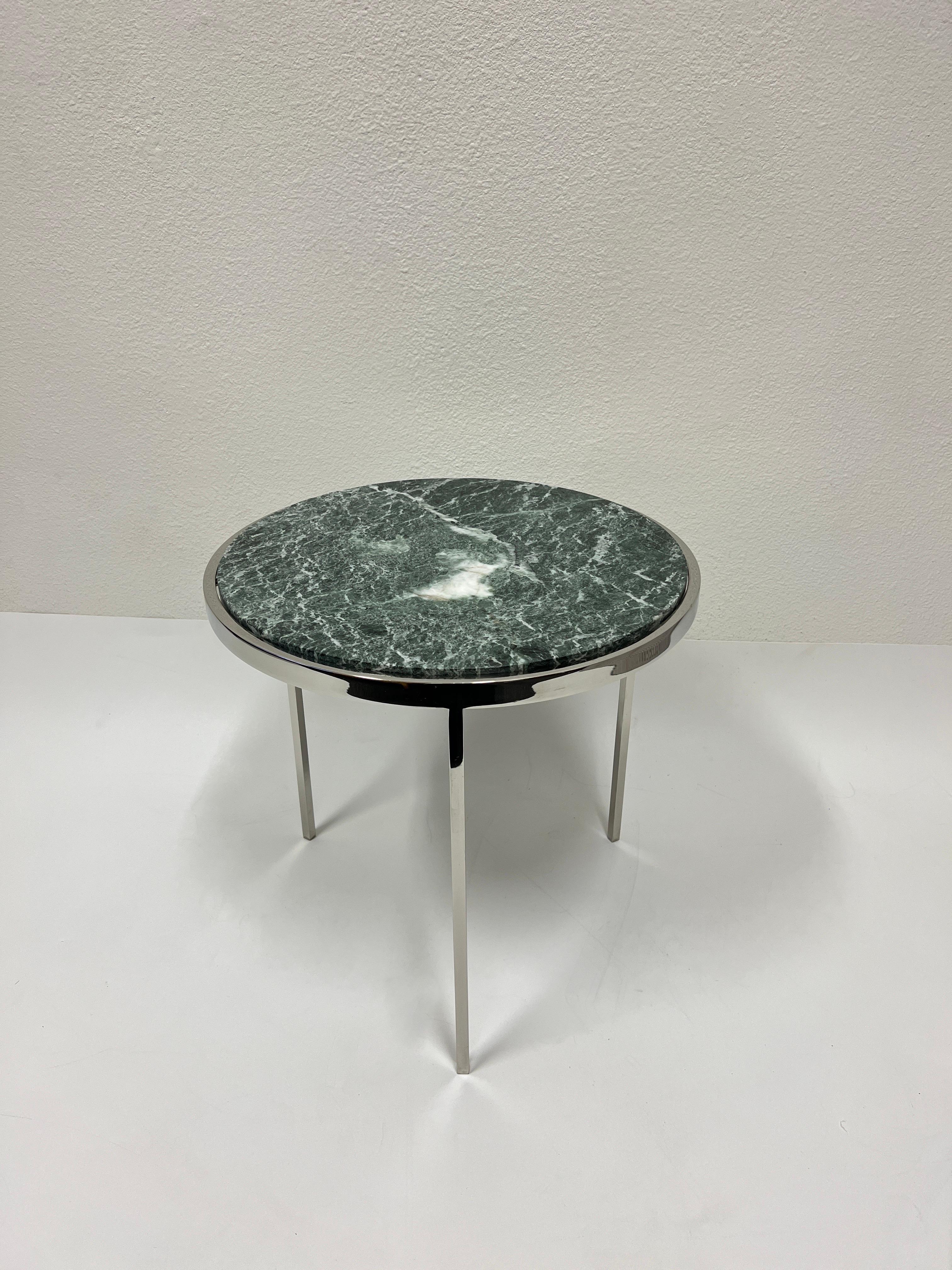 Acier inoxydable Table d'appoint tripode ronde en marbre vert et acier inoxydable poli de Brueton  en vente