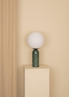 Lampe de bureau Atlas en marbre vert et acier de Simone & Marcel