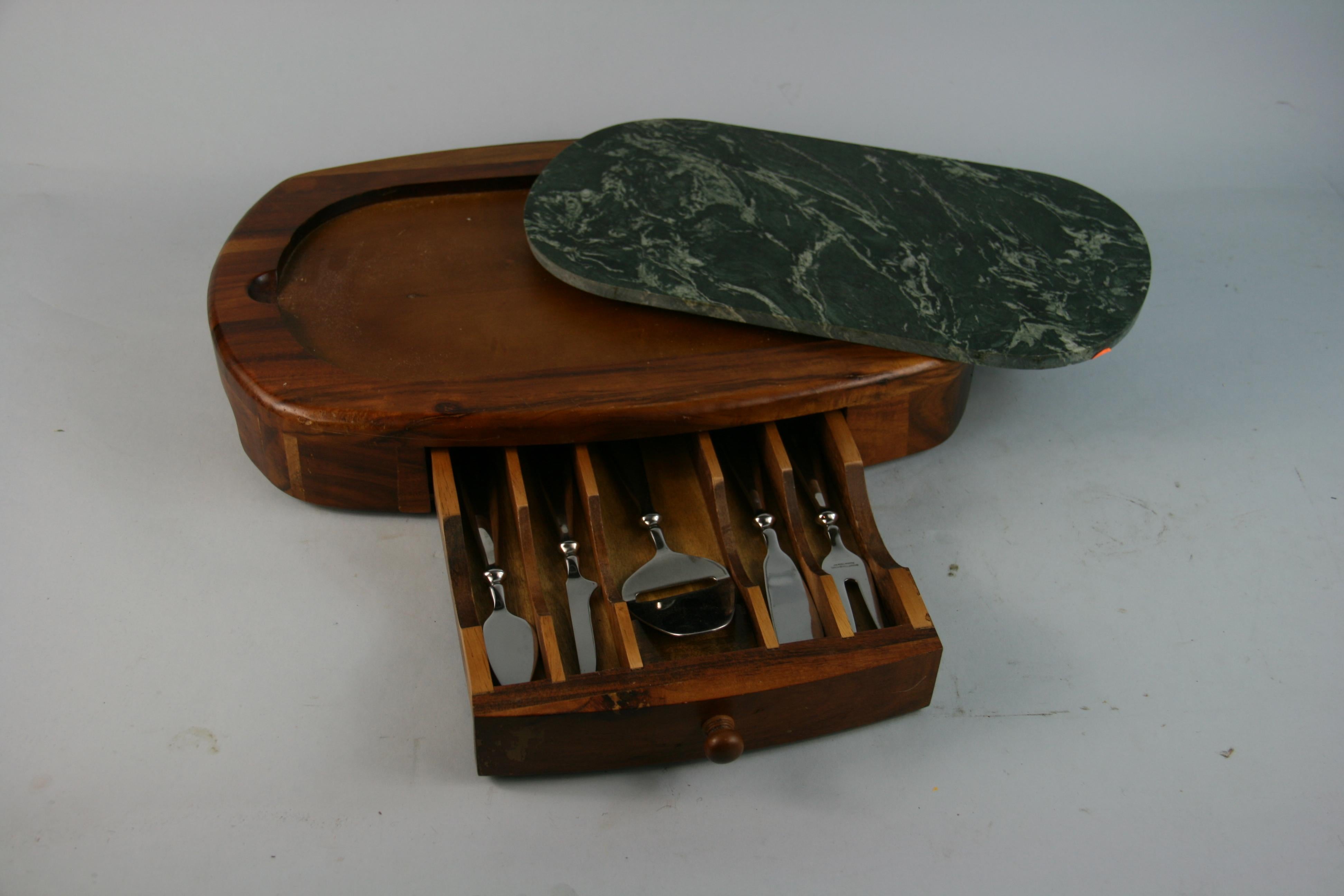 3-783 Green marble cheese board with drawer containing 5 stainless steel knives
Marble is removable for cleaning.