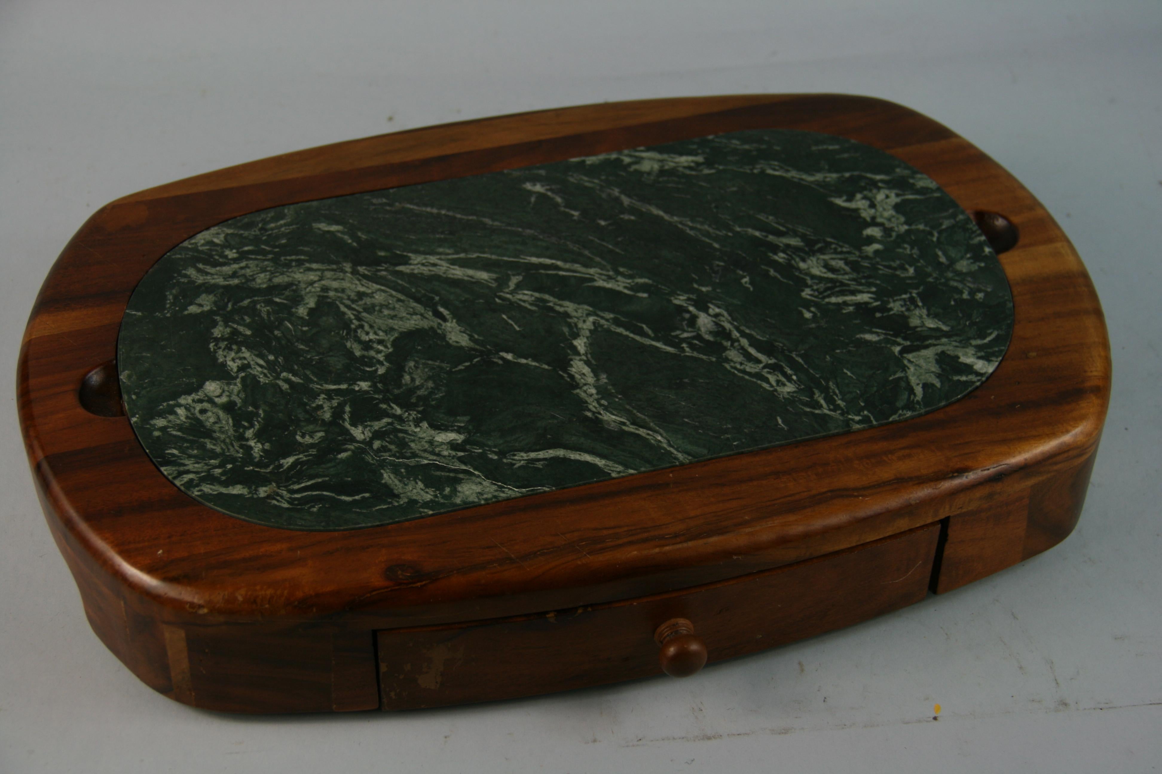 Late 20th Century Green Marble and Wood Cheese Board with 5 Stainless Steel Knives For Sale