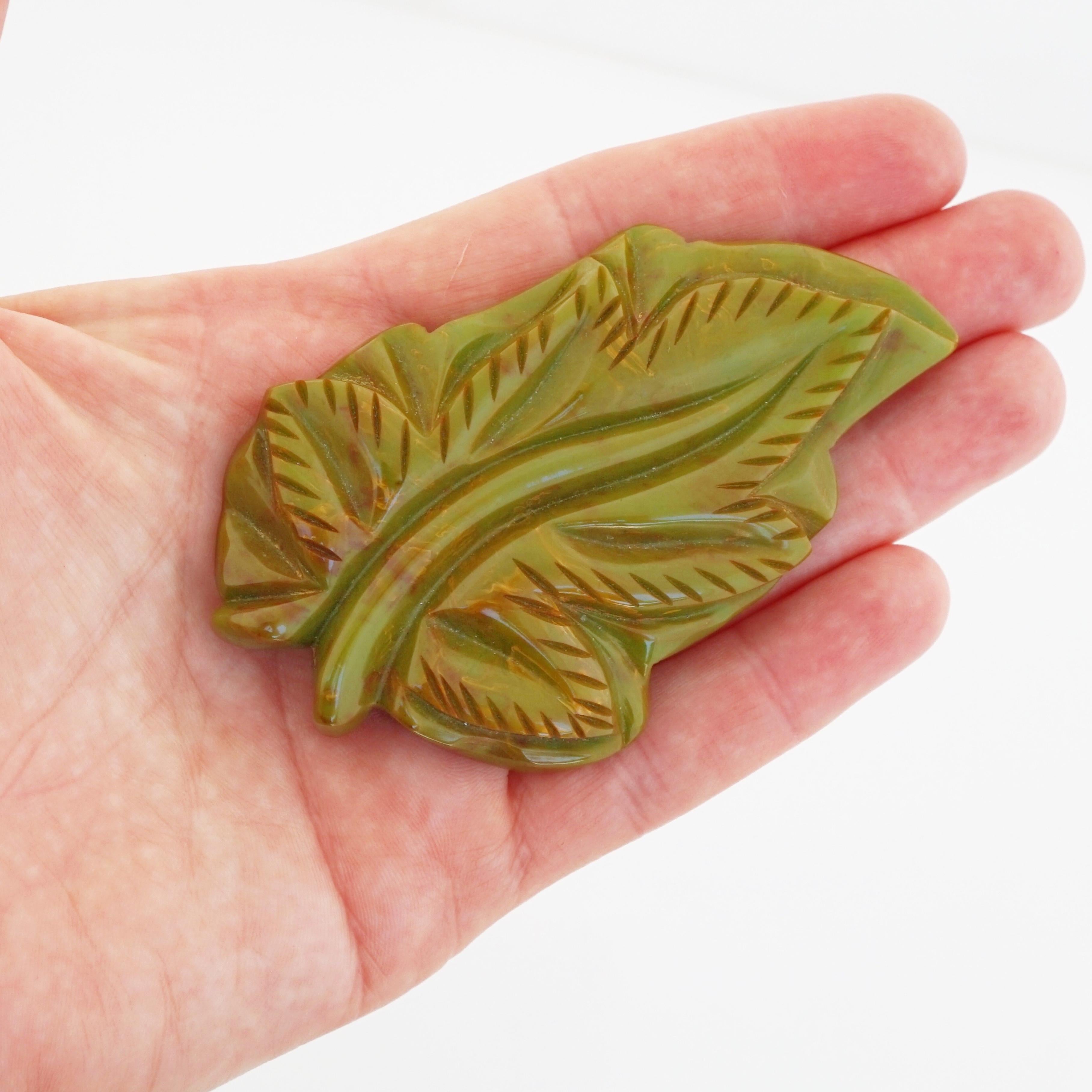 Green Marble Bakelite Carved Leaf Brooch, 1950s For Sale 1