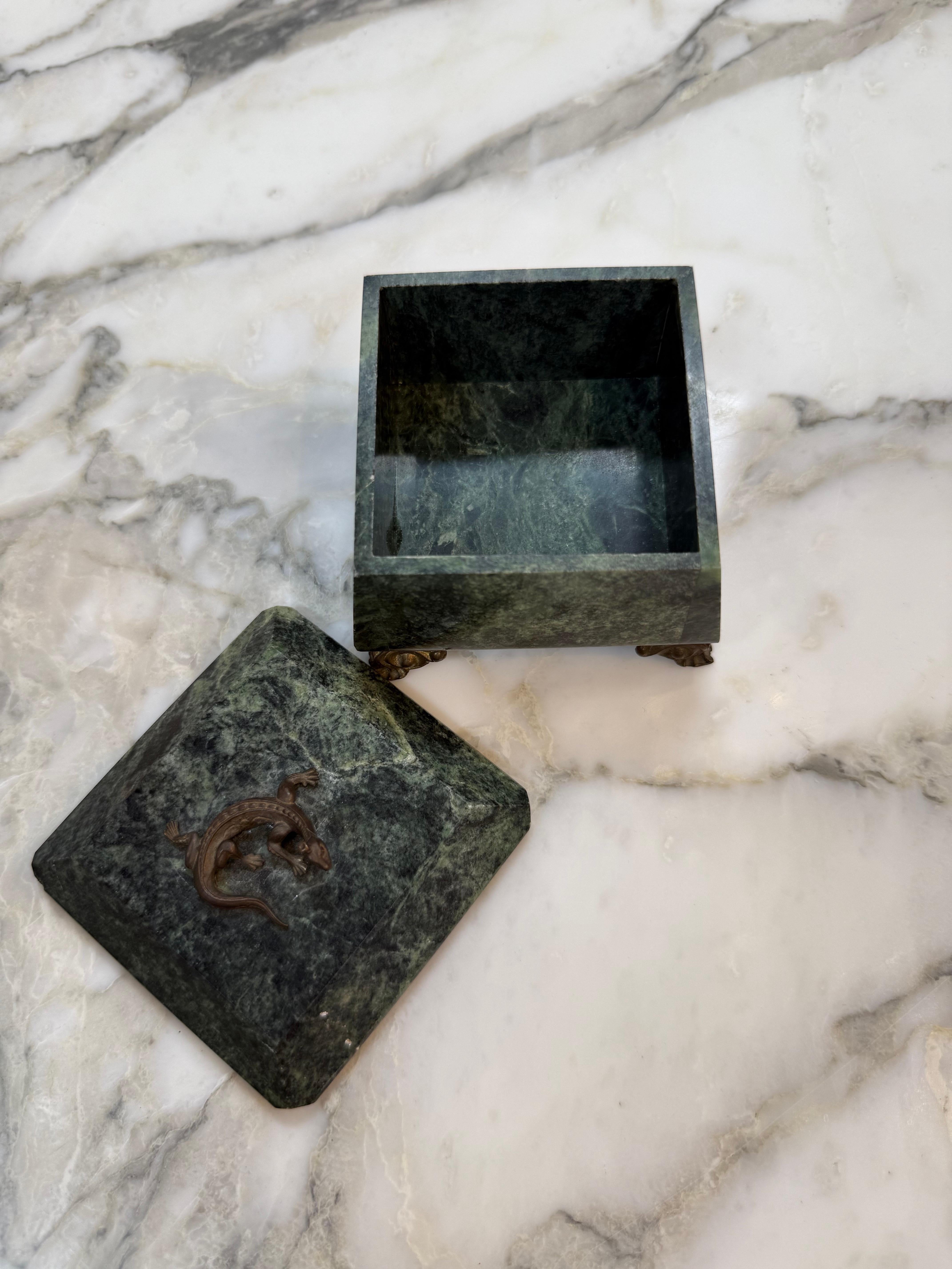 Italiano Scatola in marmo verde con inserti in bronzo e terminale animale in vendita