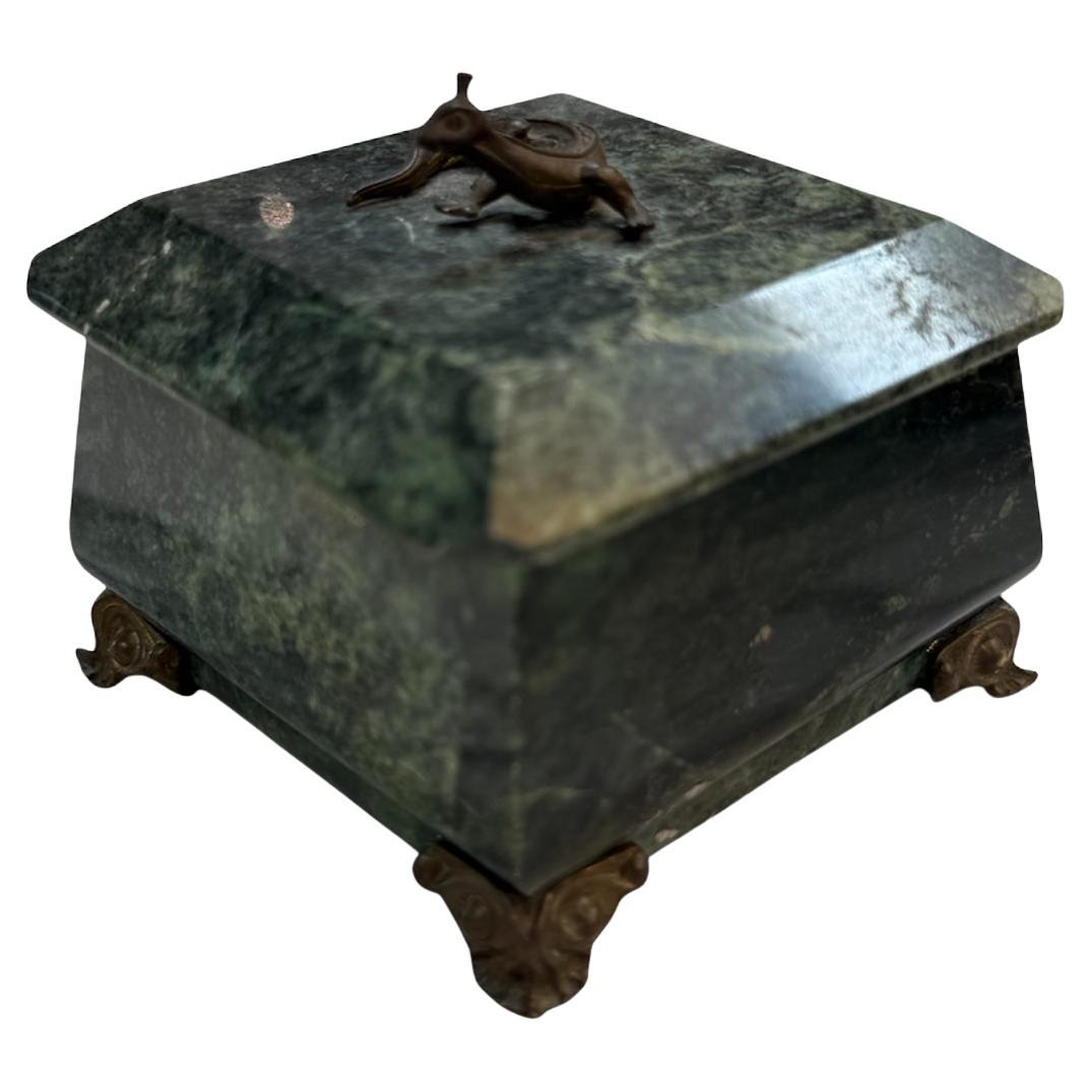 Scatola in marmo verde con inserti in bronzo e terminale animale in vendita