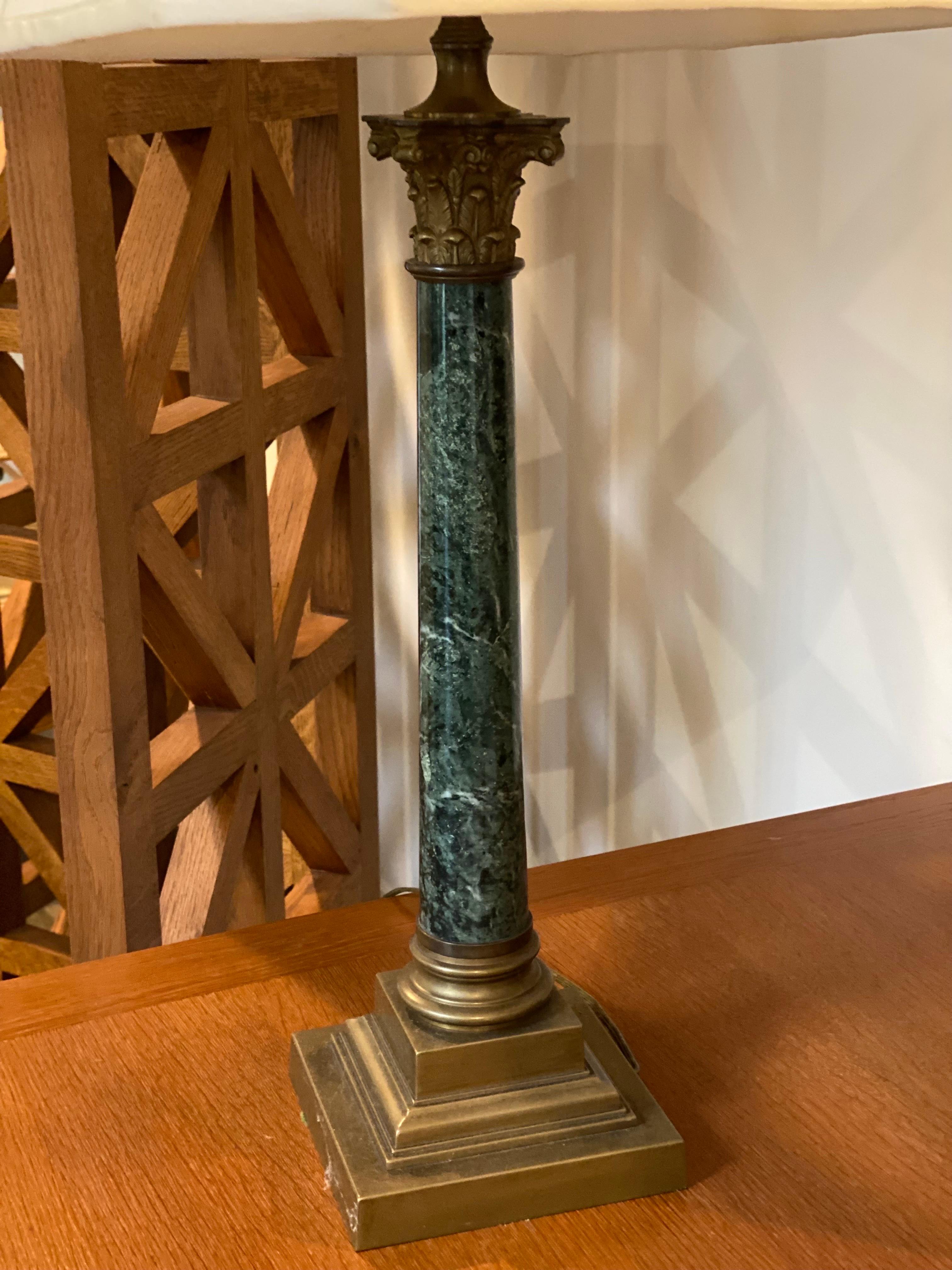 Américain Lampe à colonne corinthienne en marbre vert et laiton en vente