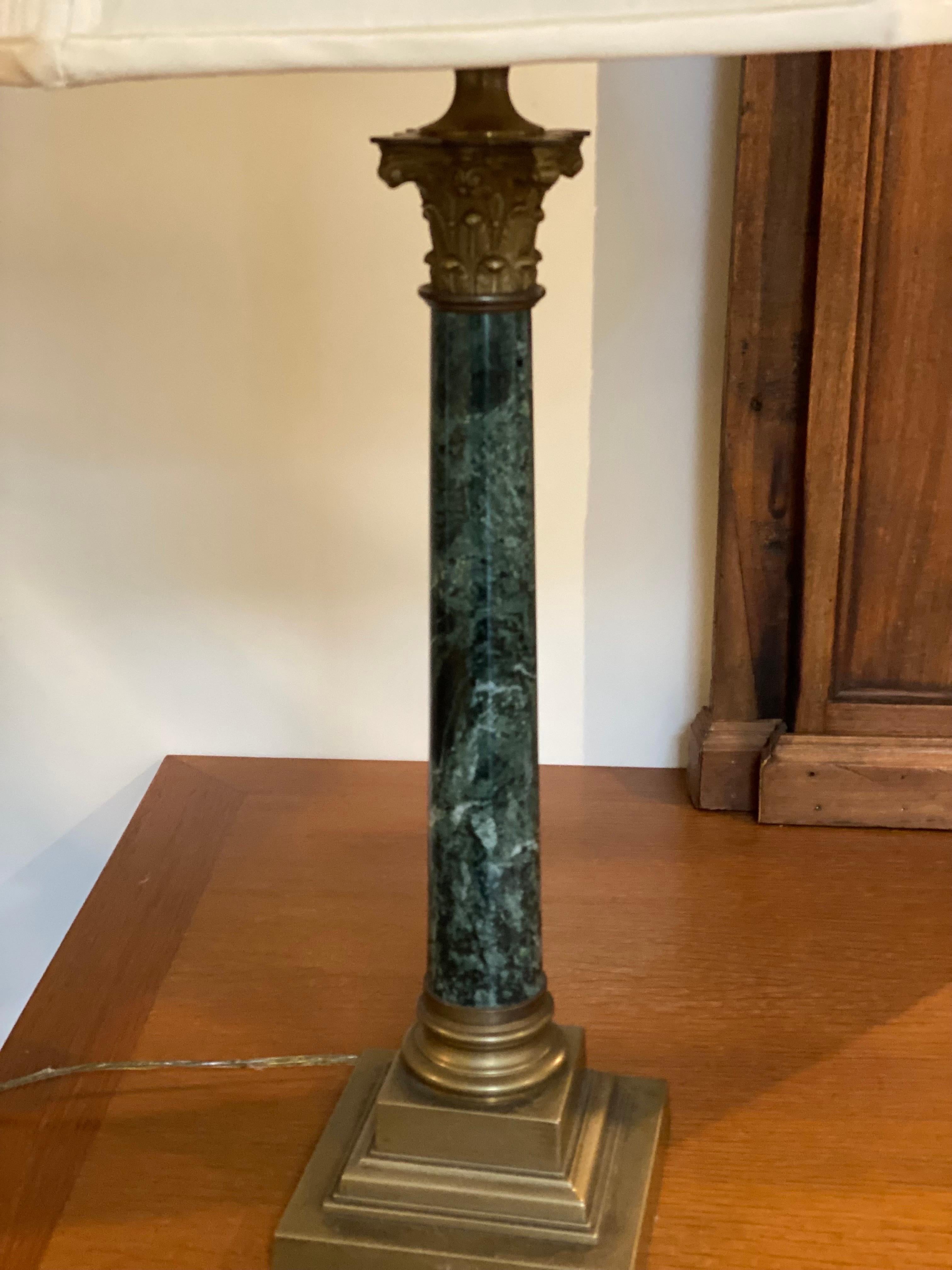 20ième siècle Lampe à colonne corinthienne en marbre vert et laiton en vente