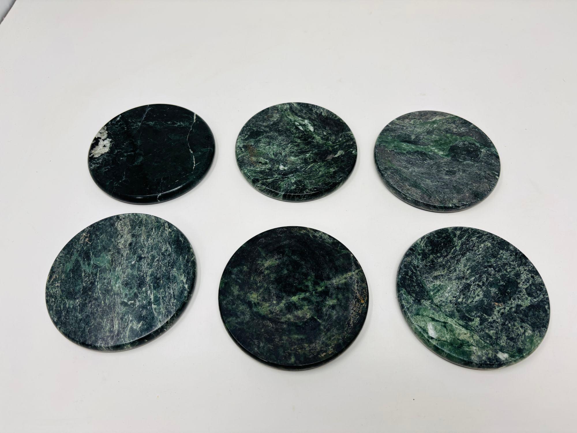 Vintage Italienisch grünem Marmor Untersetzer Satz von 6 Stück.
Italienische Cocktail-Untersetzer aus grünem Marmor aus den 1970er Jahren.
Das Set enthält 6 Untersetzer aus grünem Marmor.
Vintage Sammlerset von 6 grünen Marmoruntersetzern, Rückseite