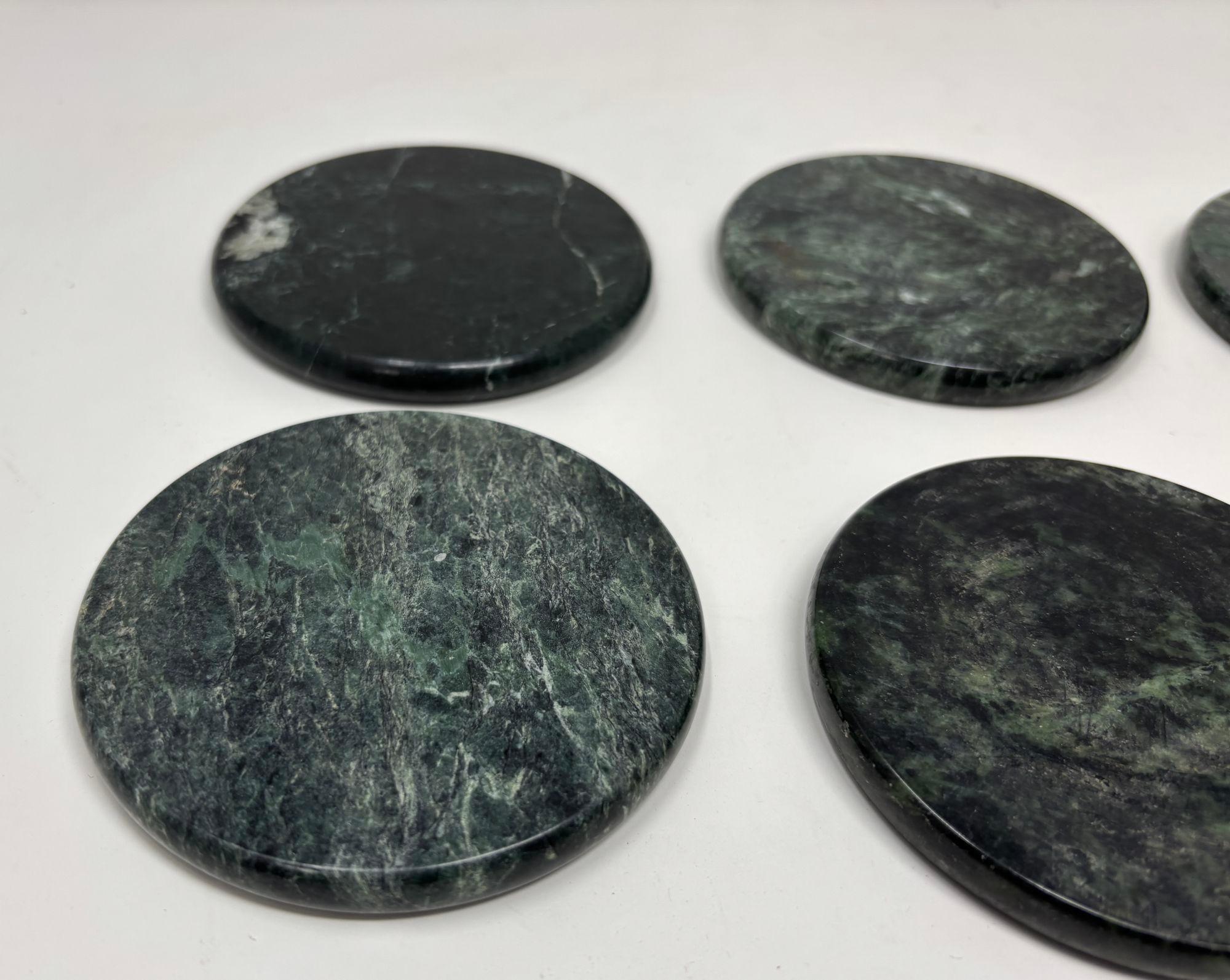 Grüner Marmor Untersetzer Set 6 Pieces Handgemacht in Italien Sammlerstück 1970 (Handgefertigt) im Angebot