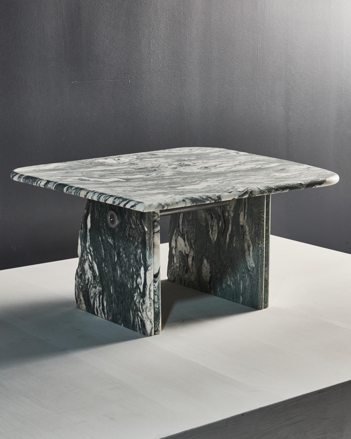 Chaque table Lino est une pièce unique qui célèbre la beauté de l'imperfection. Fabriqué en marbre de Cipollino, extrait des Alpes Apuanes dans le nord de l'Italie, son design distinctif met en valeur une fracture naturelle de la pierre. Juxtaposée