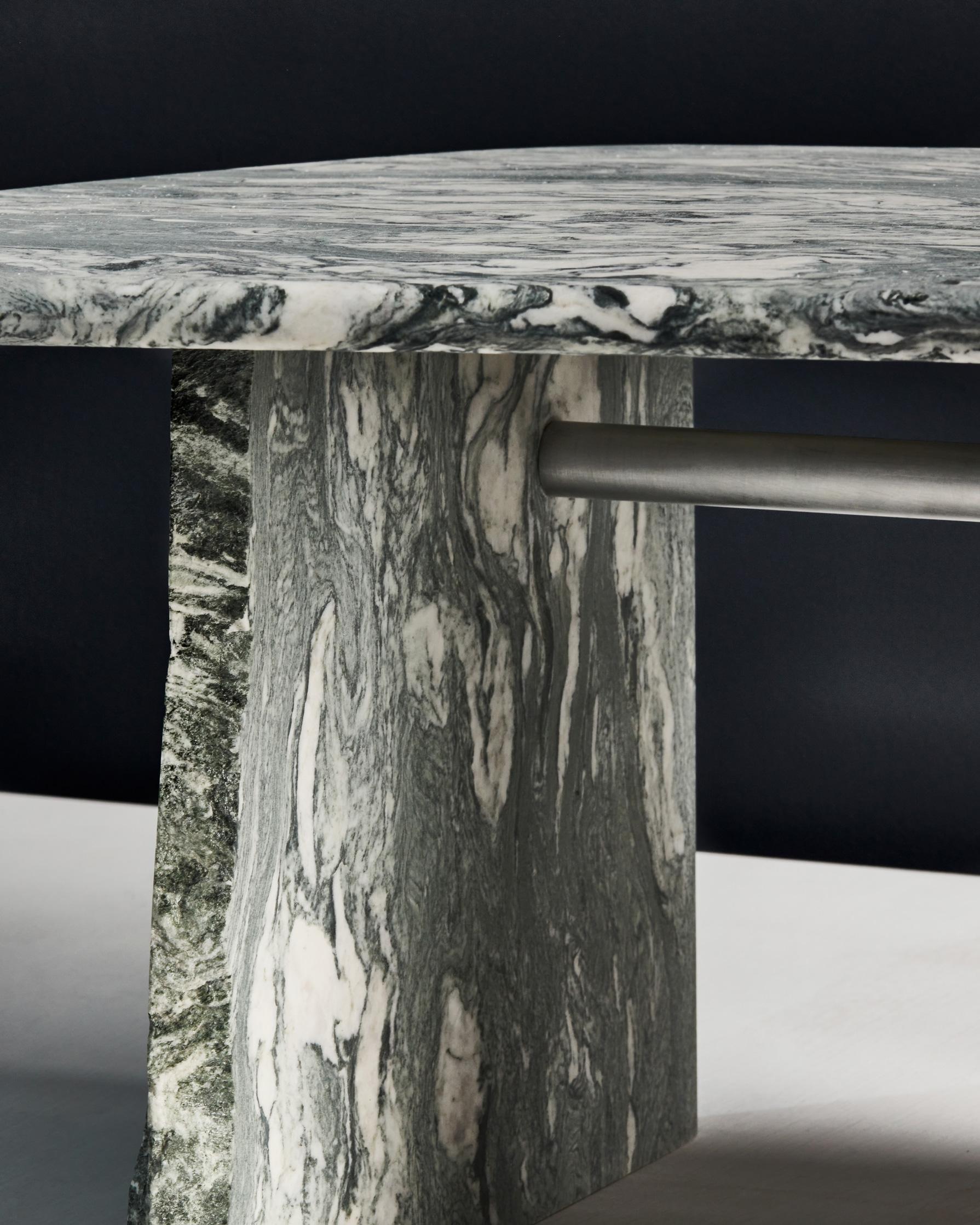 Moderne Table basse en marbre vert avec quincaillerie en aluminium ou en laiton brossé par Slash en vente
