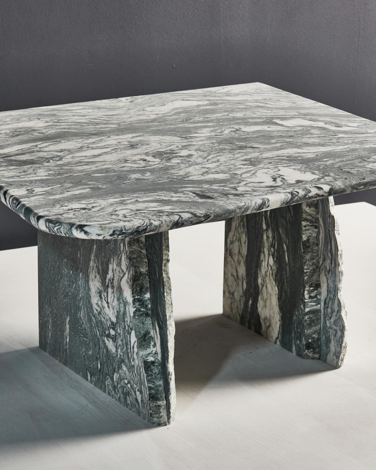 Américain Table basse en marbre vert avec quincaillerie en aluminium ou en laiton brossé par Slash en vente