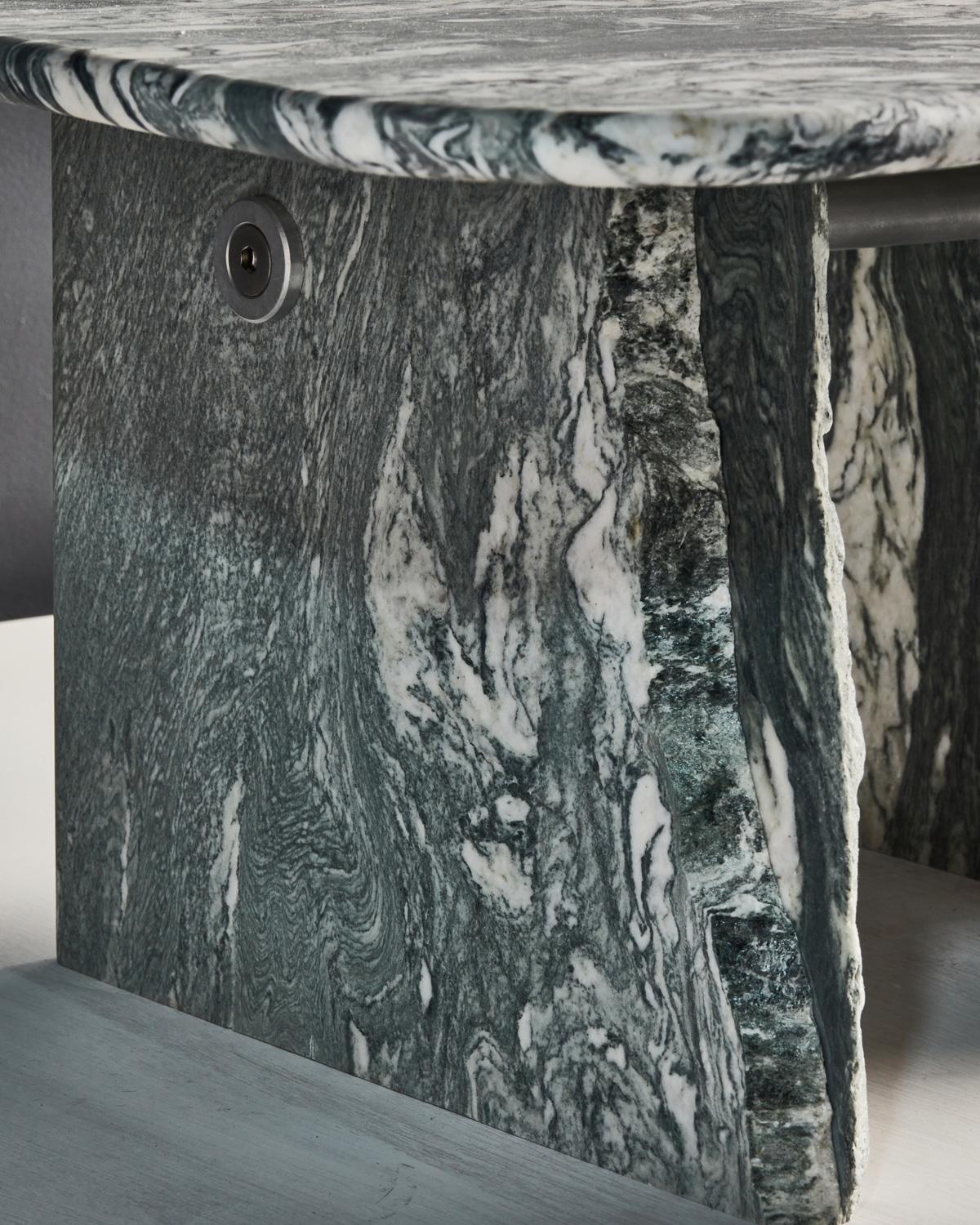 XXIe siècle et contemporain Table basse en marbre vert avec quincaillerie en aluminium ou en laiton brossé par Slash en vente