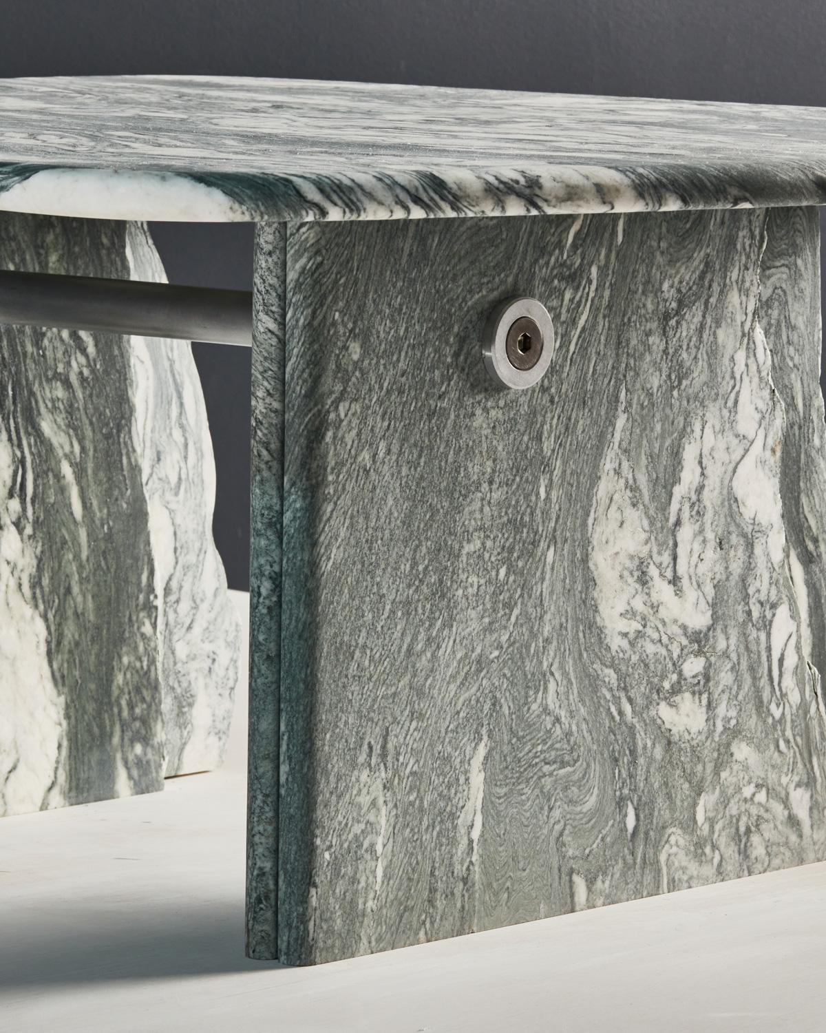 Aluminium Table basse en marbre vert avec quincaillerie en aluminium ou en laiton brossé par Slash en vente