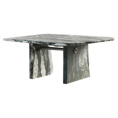 Table basse en marbre vert avec quincaillerie en aluminium ou en laiton brossé par Slash