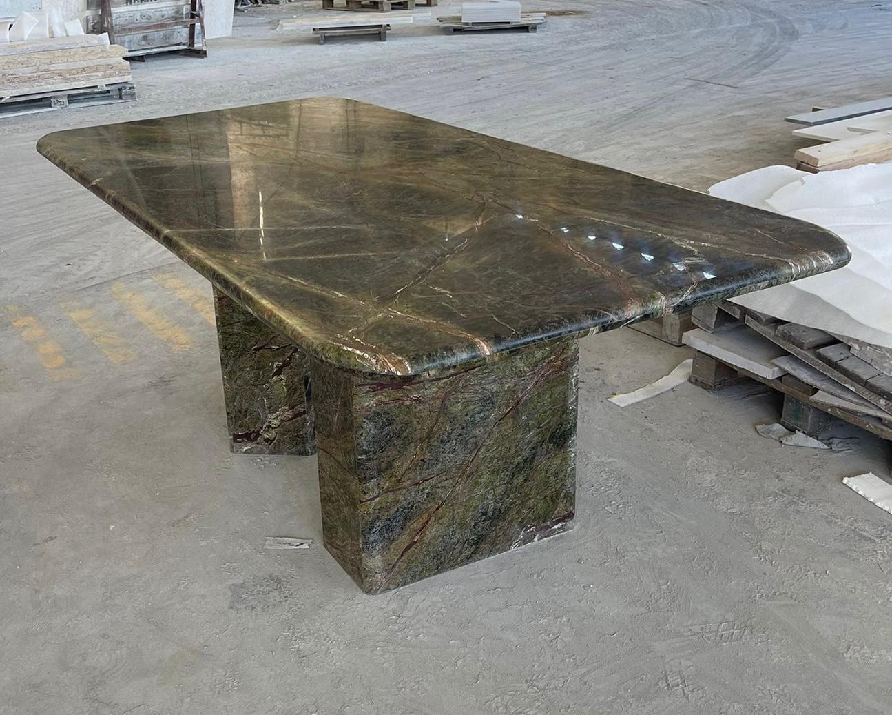 Portugais Table de salle à manger en marbre vert par MY HABITAT DESIGN en vente