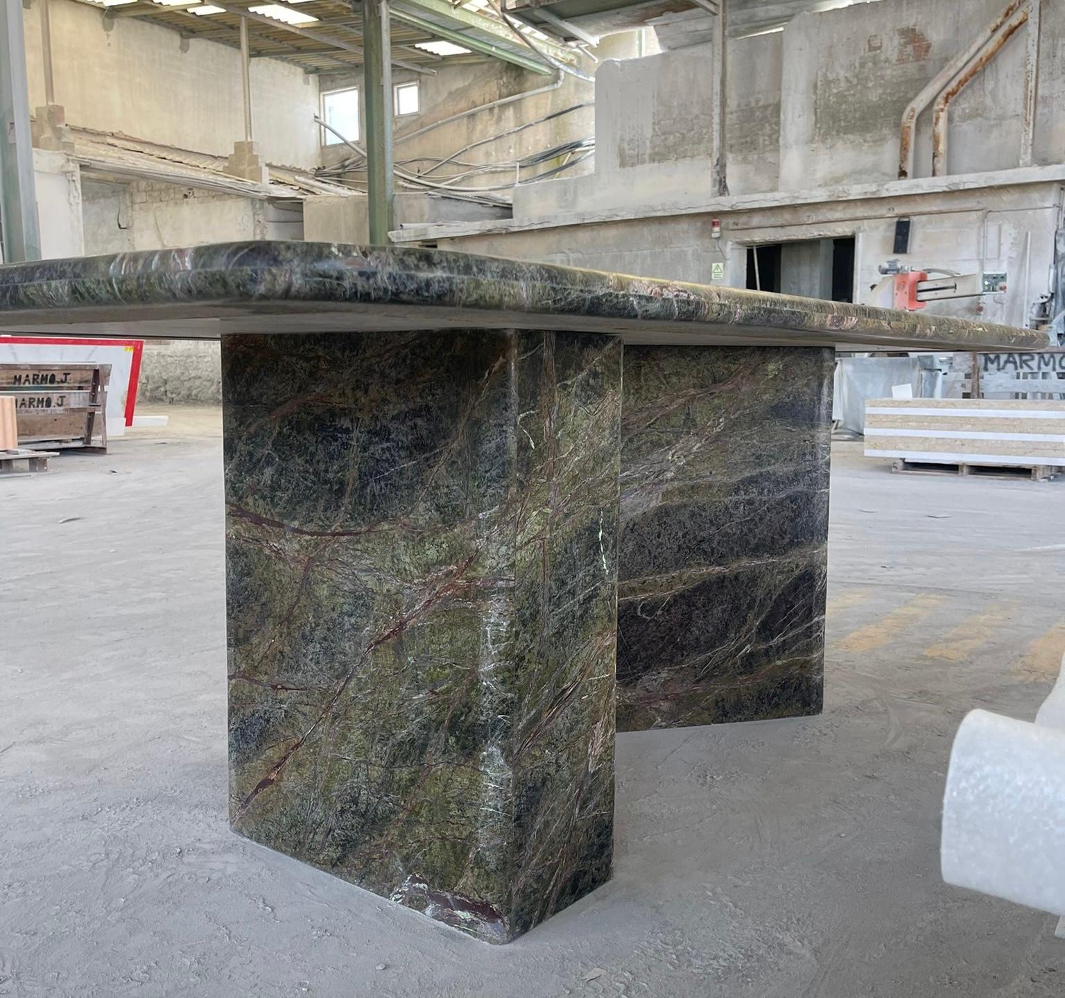 Table de salle à manger en marbre vert par MY HABITAT DESIGN Neuf - En vente à AMSTERDAM, NL
