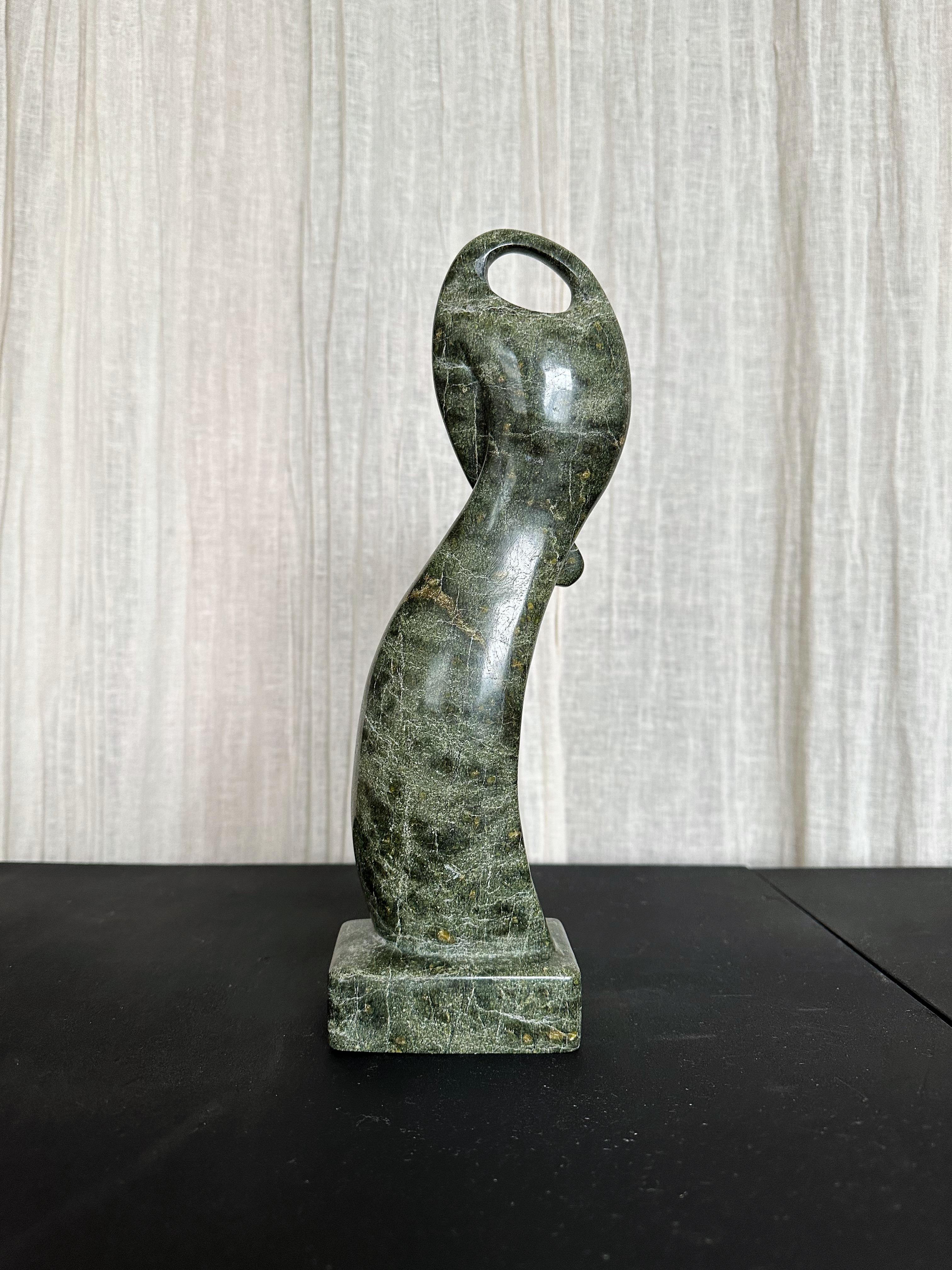 Green Marble Female Figure Sculpture, Signed In Excellent Condition In Outremont, QC