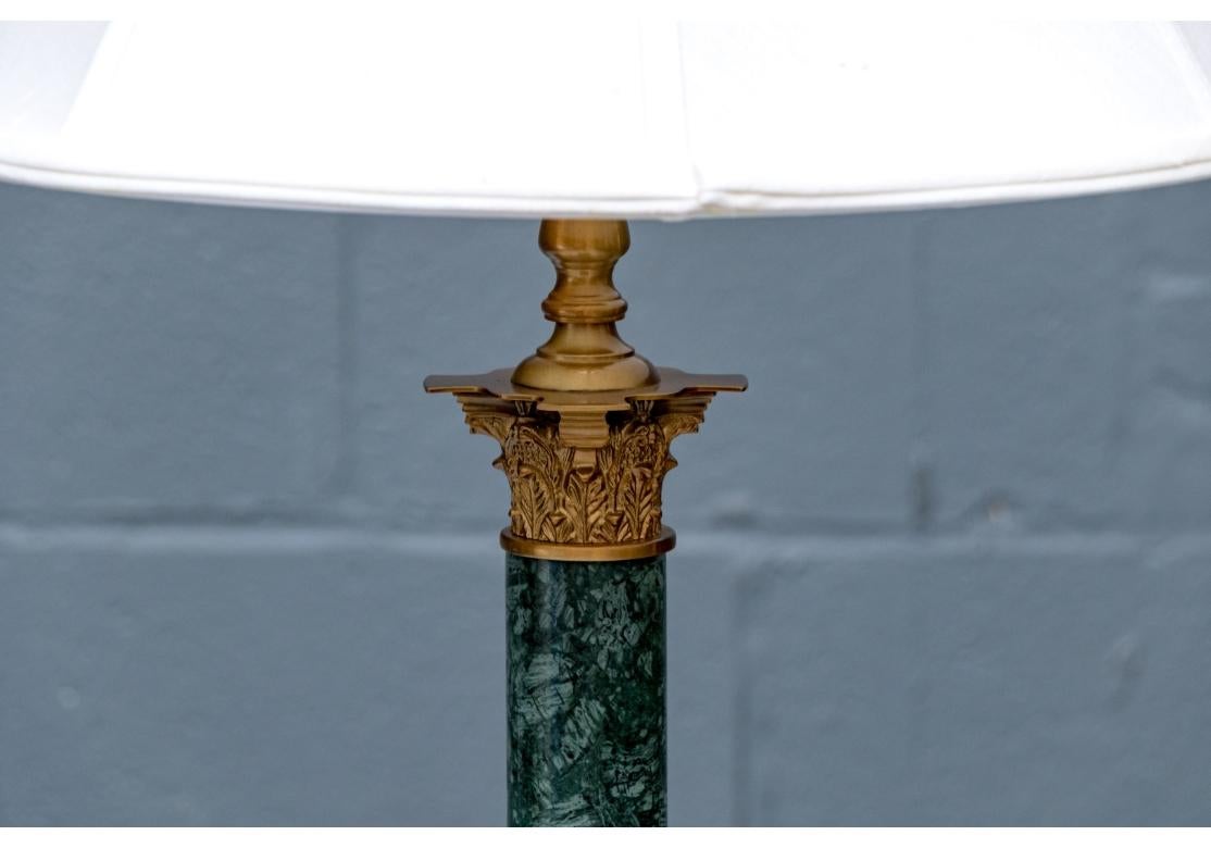 Neoclassico Lampada da terra in marmo verde con paralume in vendita