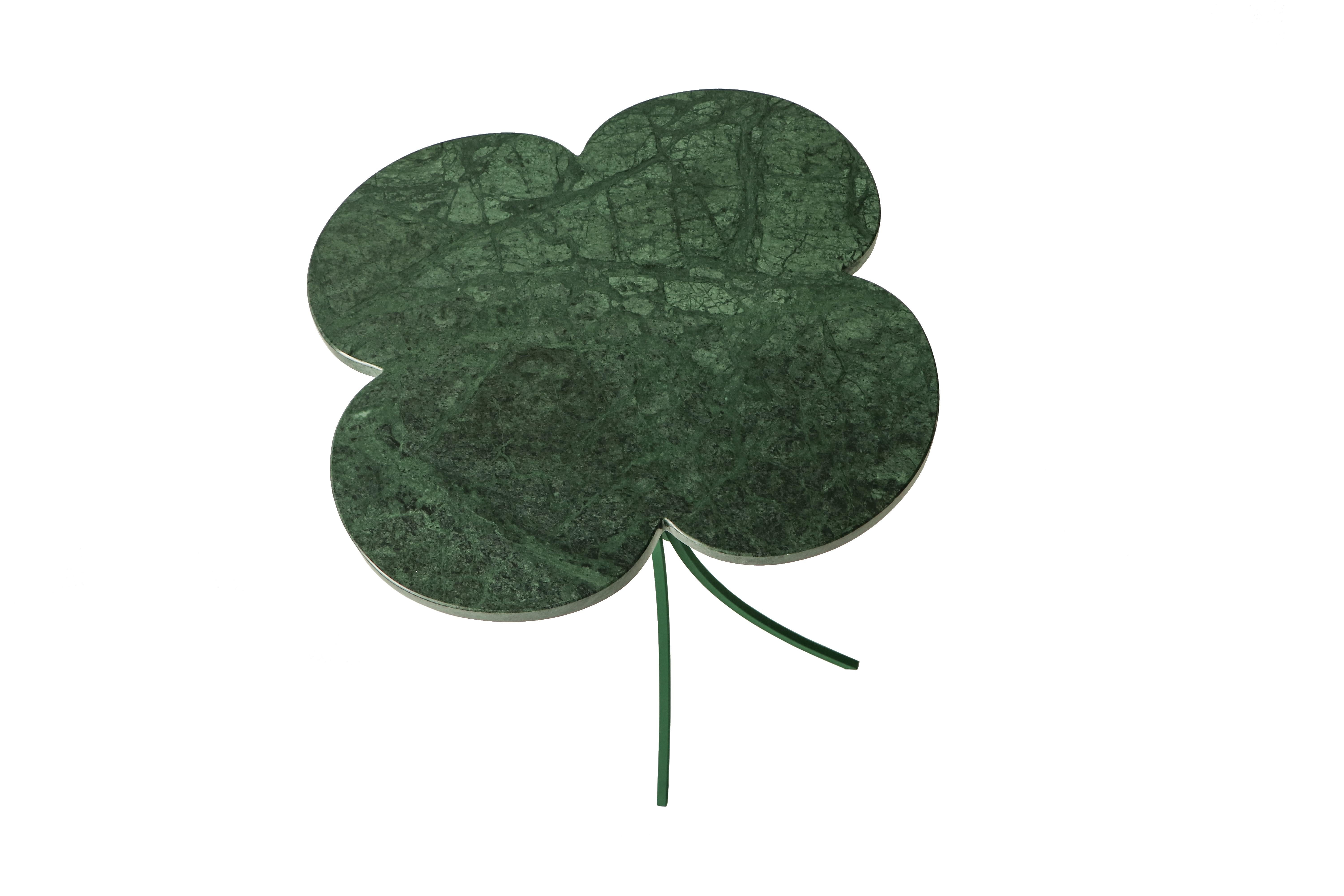Clover è un tavolino progettato da Cristina Omarrementeria. Creato a Valencia, in Europa. È composto da un piano in marmo verde liscio e lucido e da gambe in ferro battuto color verde bosco. Le sue curve ricreano il fiore del trifoglio in uno stile