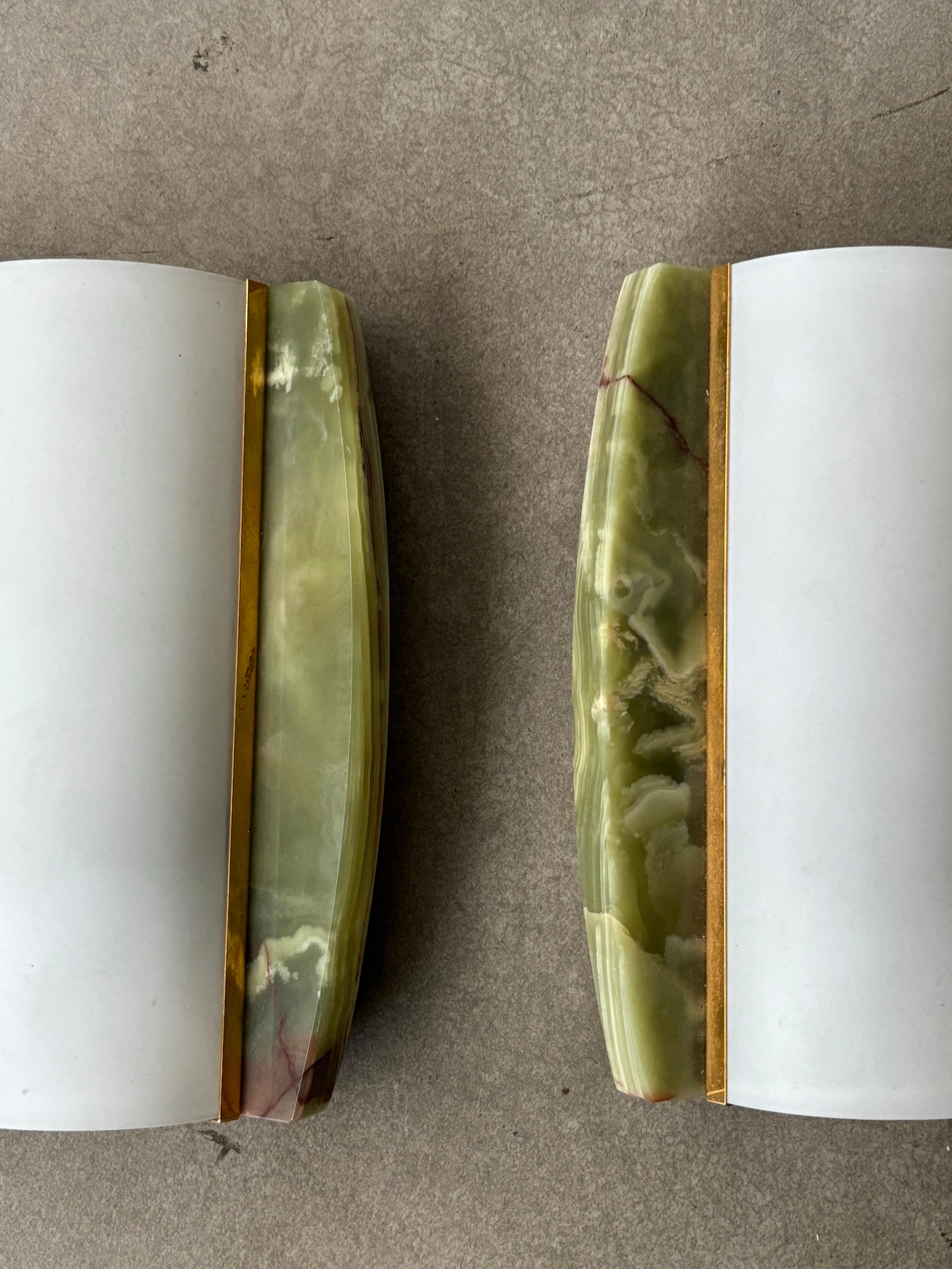 Estos raros apliques de Veca, fabricados en la Italia de los años 70, muestran una exquisita combinación de materiales lujosos y diseño llamativo. Las placas traseras están hechas de un característico mármol verde con atrevidas vetas rojas, creando