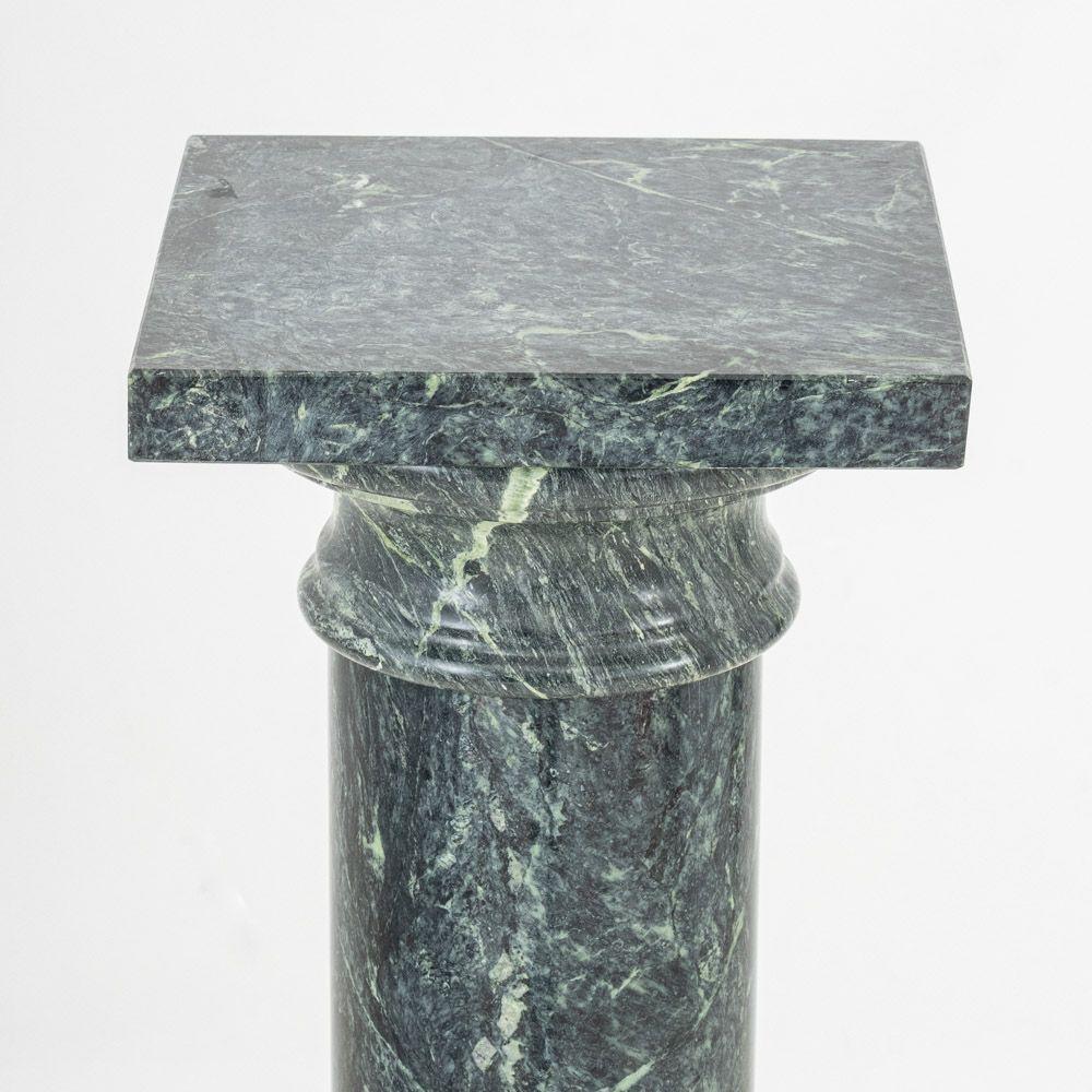 Piedistallo in marmo verde, con piano e base quadrati. 39,5