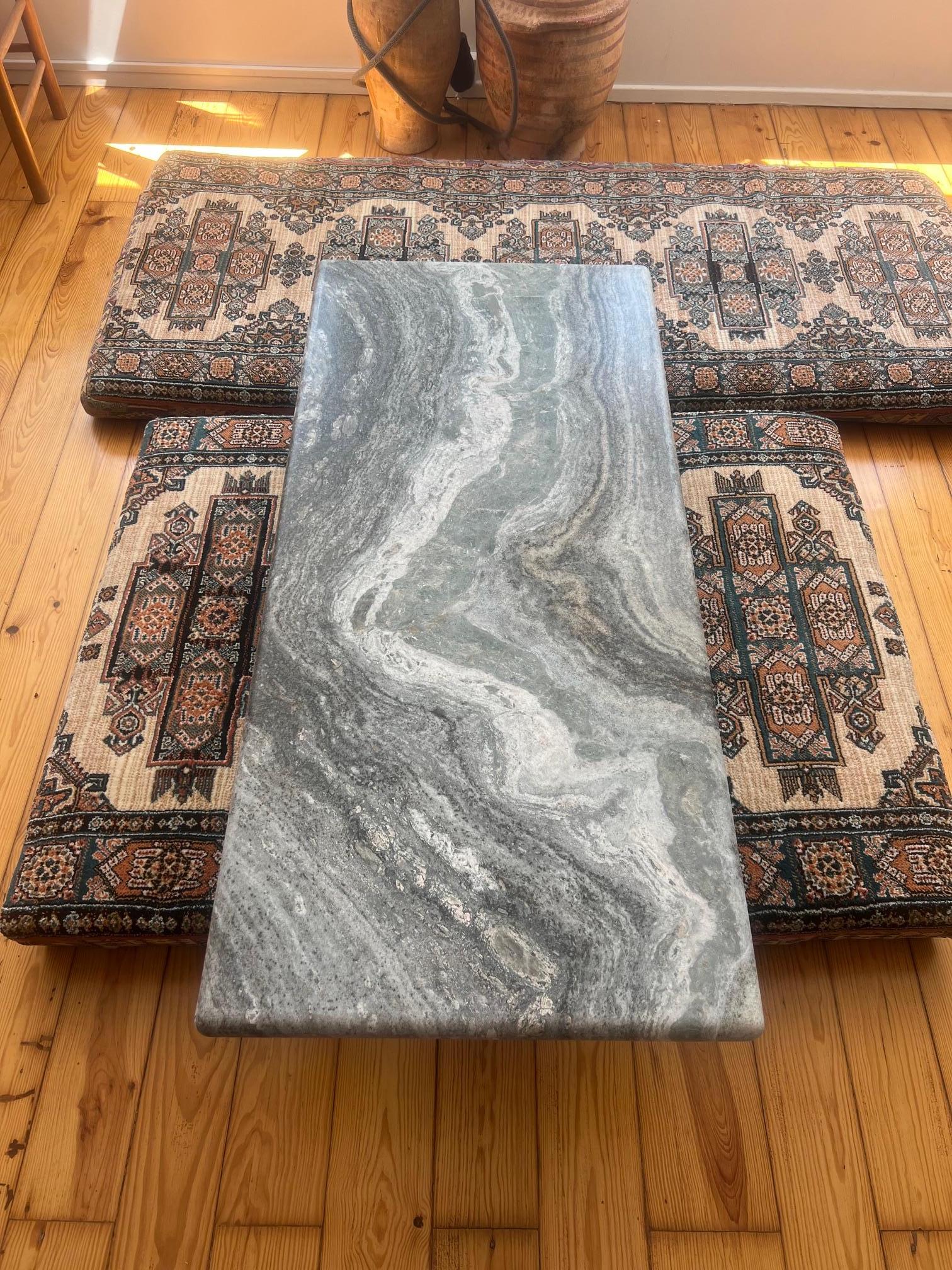 Mesa de centro rectangular de mármol verde con patas de columna estilo Bellini en venta 5