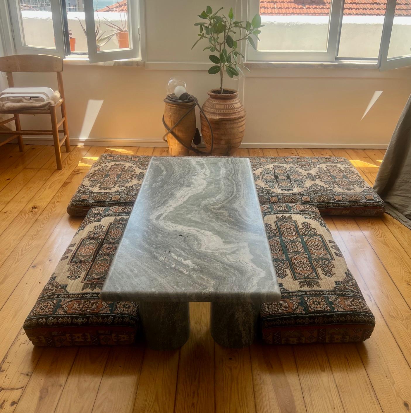 Mesa de centro rectangular de mármol verde con patas de columna estilo Bellini Moderno de mediados de siglo en venta