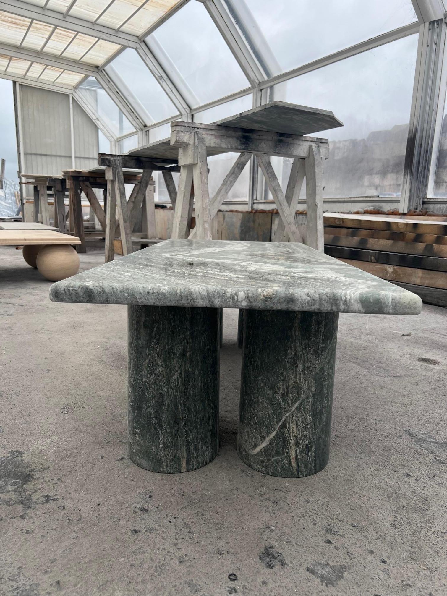Mesa de centro rectangular de mármol verde con patas de columna estilo Bellini Siglo XXI y contemporáneo en venta