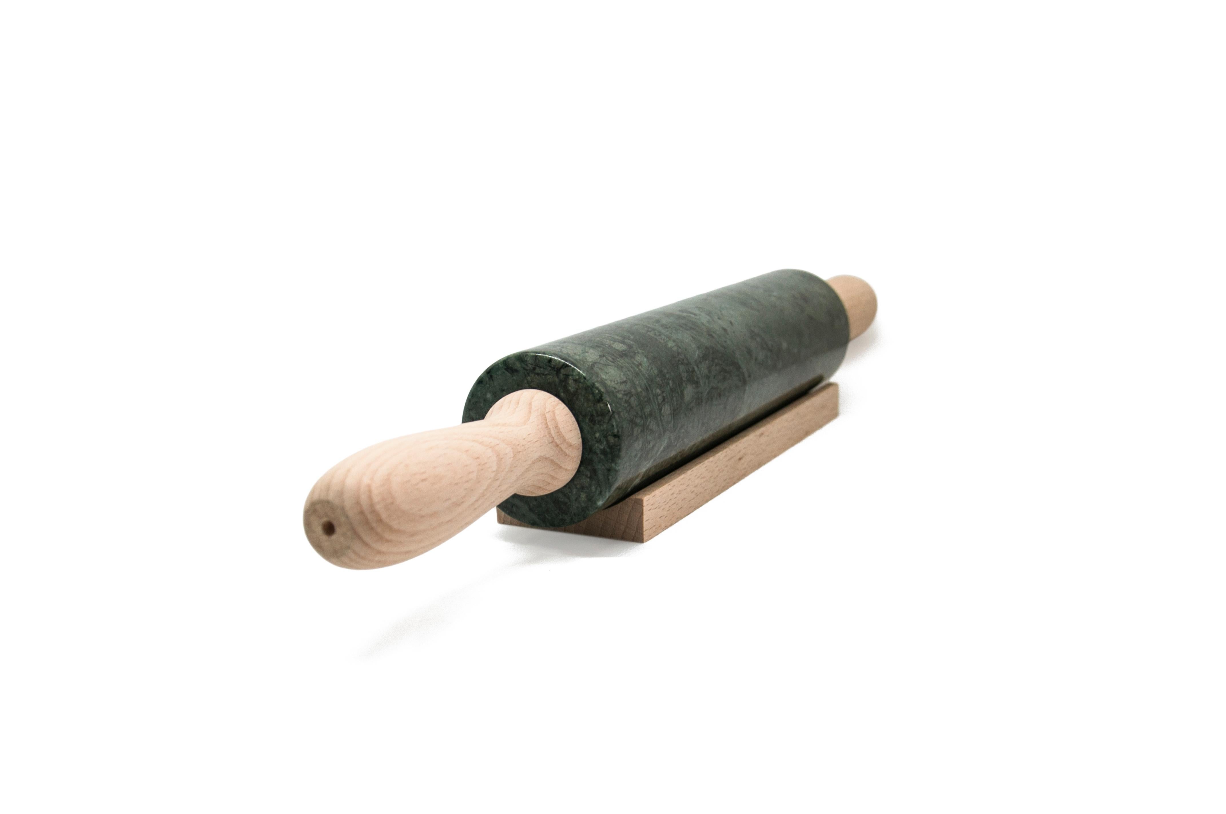Handgefertigte Rolling Pin aus grünem Guatemala-Marmor mit Holzgriffen (Italienisch) im Angebot