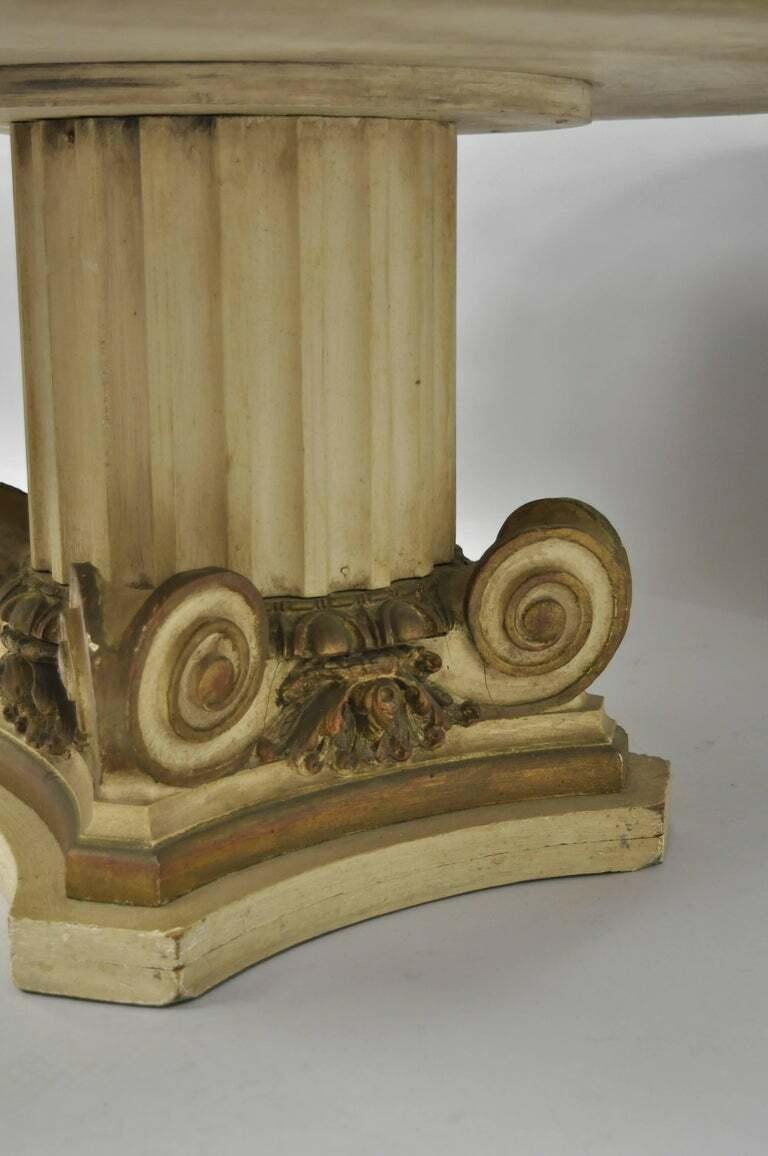 Sculpté Table basse ronde à colonne corinthienne en bois cannelé avec base à piédestal et plateau en marbre vert en vente