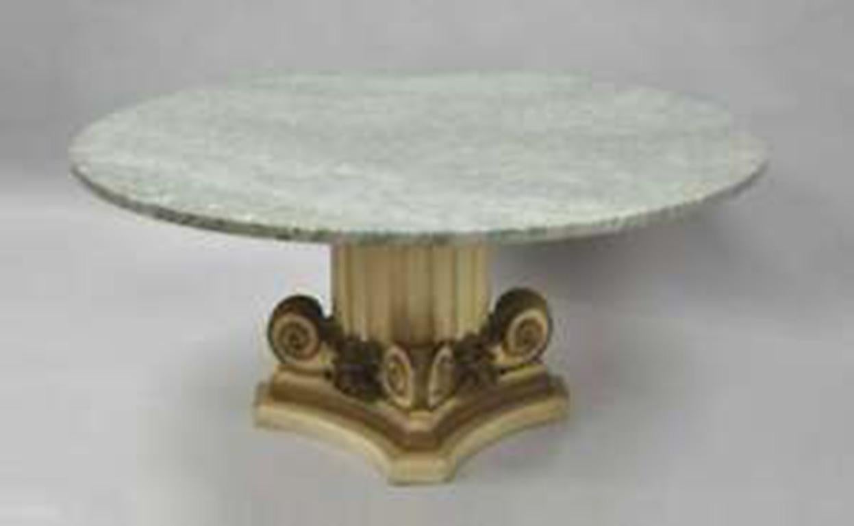 20ième siècle Table basse ronde à colonne corinthienne en bois cannelé avec base à piédestal et plateau en marbre vert en vente