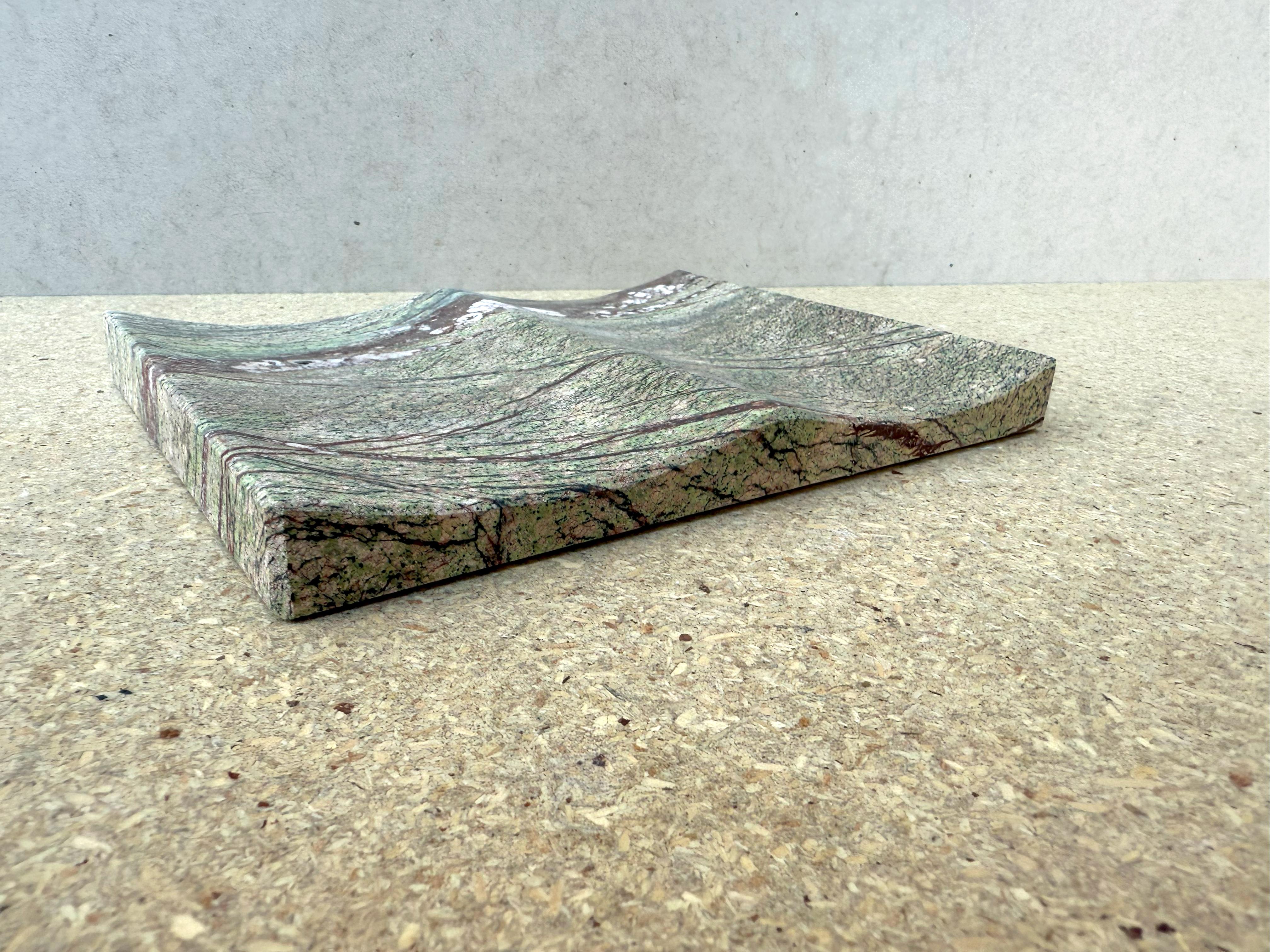 Fatto a mano Vassoio in marmo verde di Joaquín Moll per Meddel - Lusso scultoreo in pietra radicata in vendita