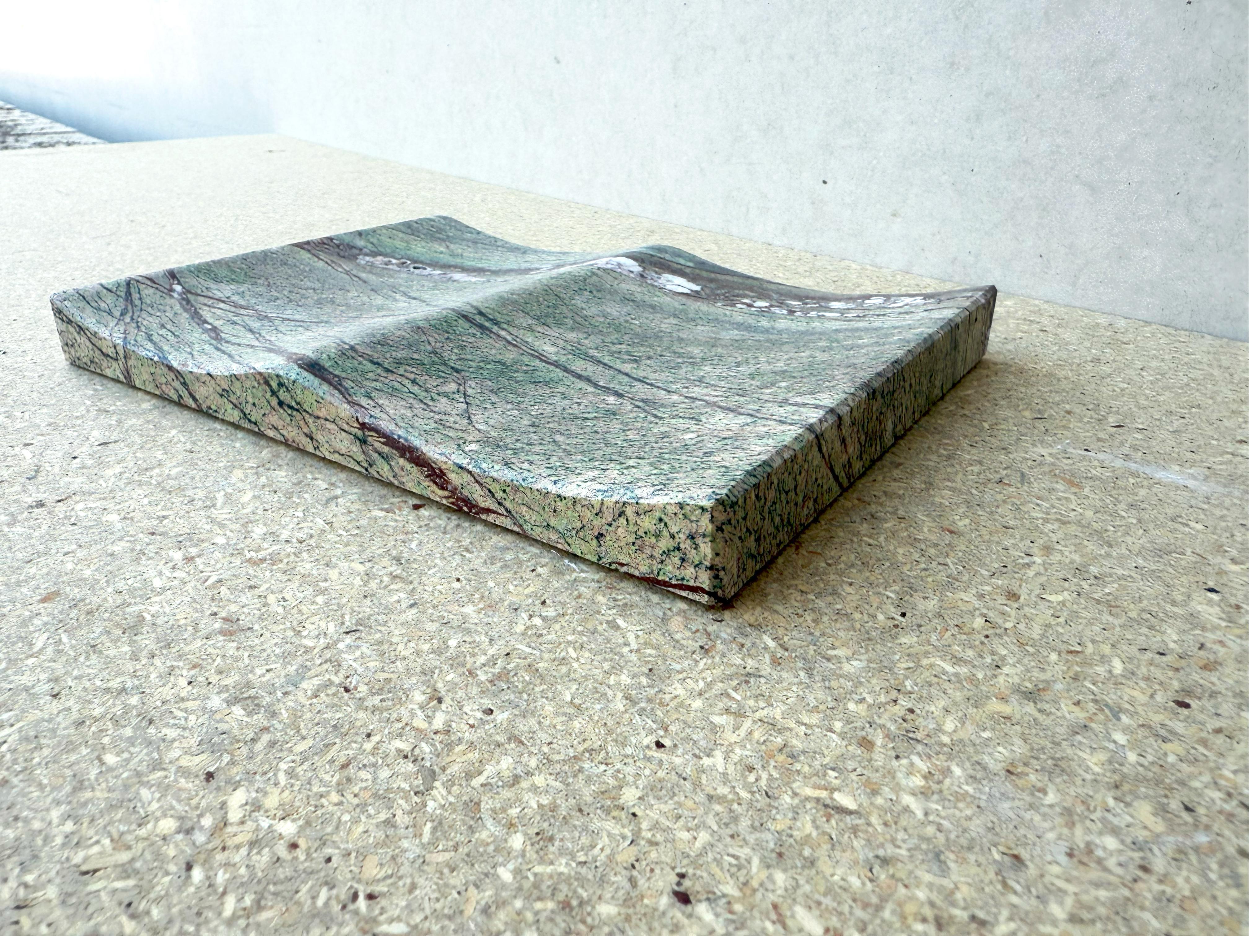 Vassoio in marmo verde di Joaquín Moll per Meddel - Lusso scultoreo in pietra radicata In condizioni Nuovo in vendita a VALVERDE DEL MAJANO, CL
