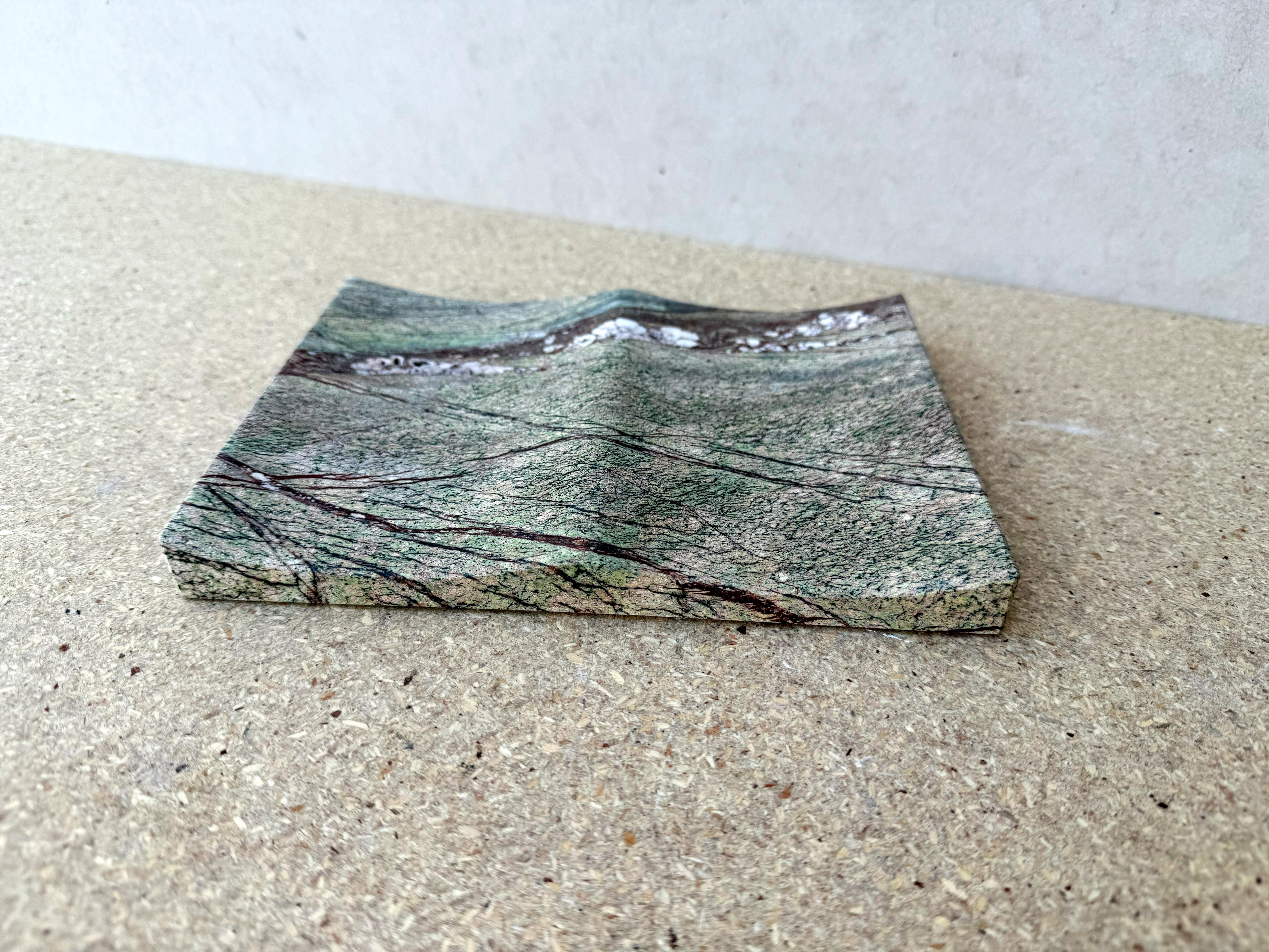 XXI secolo e contemporaneo Vassoio in marmo verde di Joaquín Moll per Meddel - Lusso scultoreo in pietra radicata in vendita