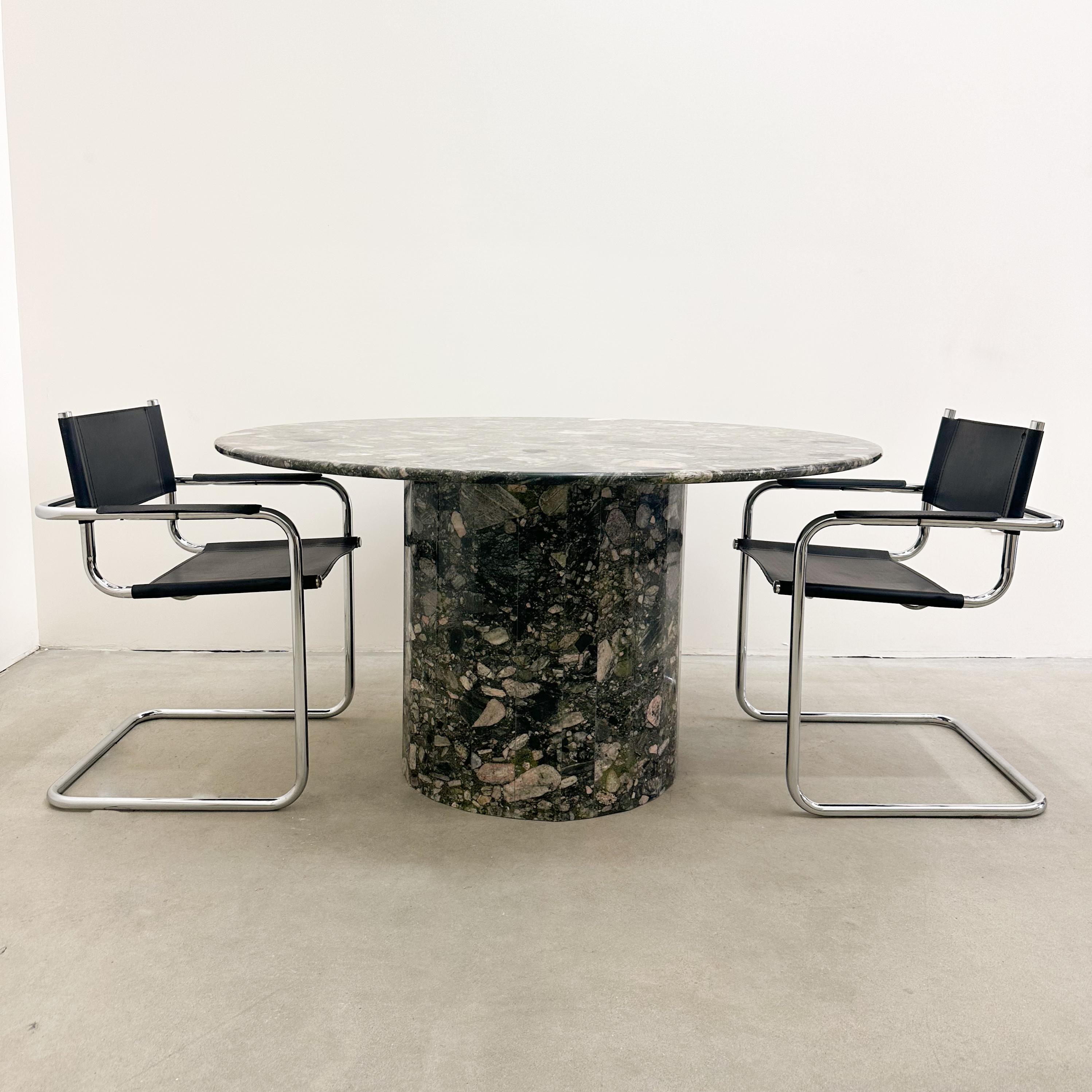 con una rica mezcla de tonos verdes oscuros y claros, acentuada con toques de rosa, crema y negro. Su forma redonda y su diseño de piedra atemporal hacen que encaje perfectamente en interiores MCM, contemporáneos y modernos.

Fabricada en dos piezas