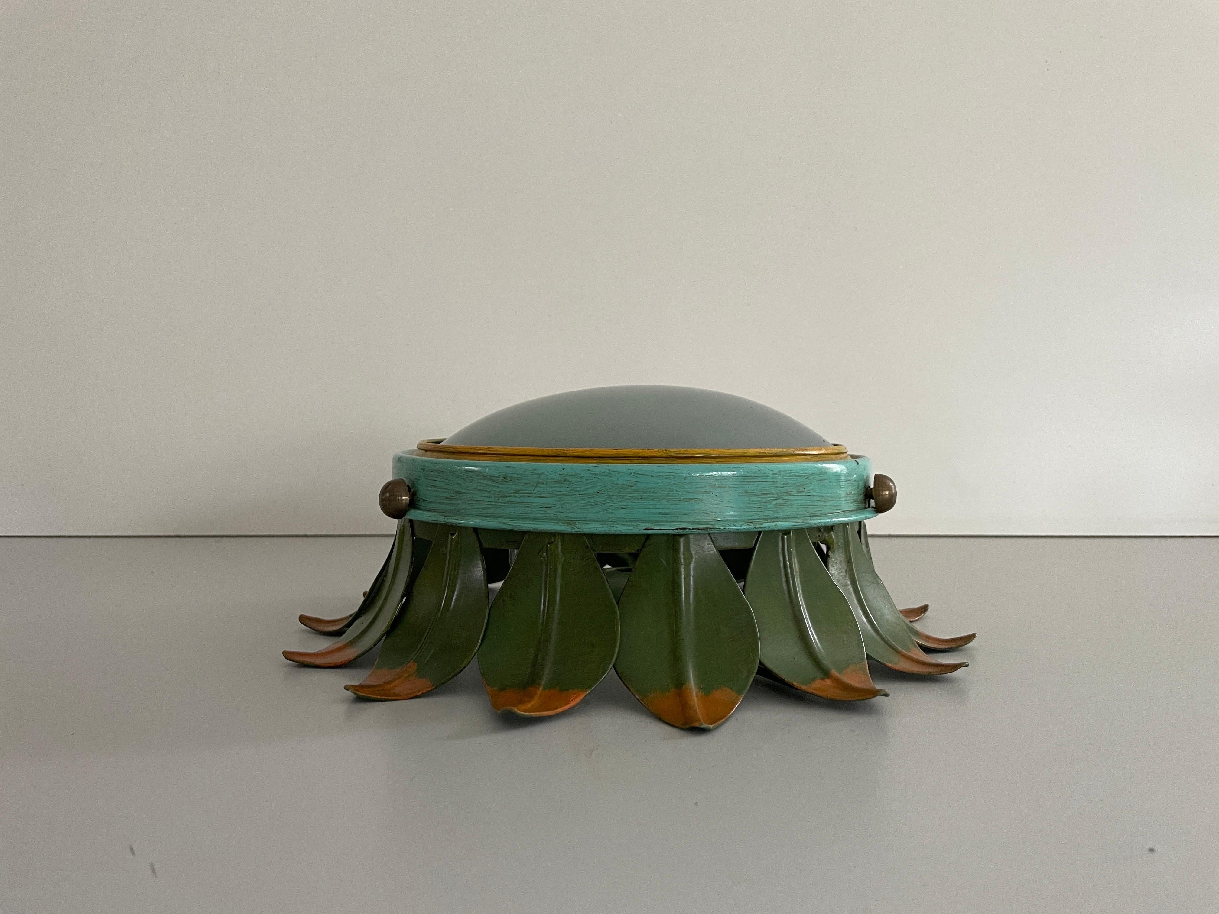 Lampada ad incasso con design floreale in metallo e vetro verde, anni '60, Germania
Il paralume è in ottime condizioni vintage.

Questa lampada funziona con lampadine E14. 
Cablato e adatto all'uso con 220V e 110V per tutti i