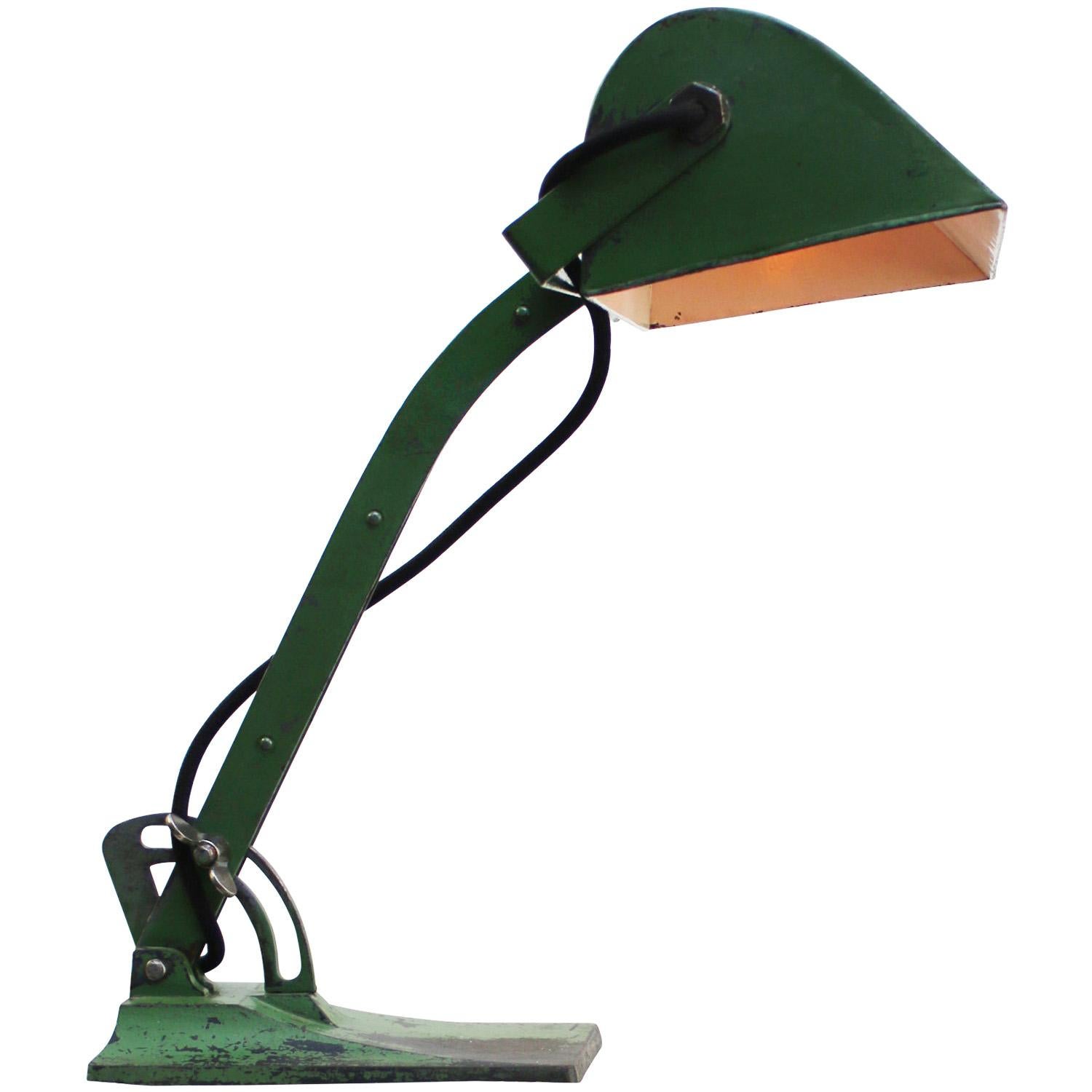 Green metal desk light / banker’s lamp
2,5 meter black cotton flex, plug and switch 

Also available with US/UK plug

Weight: 3.00 kg / 6.6 lb

Priced per individual item. All lamps have been made suitable by international standards for incandescent