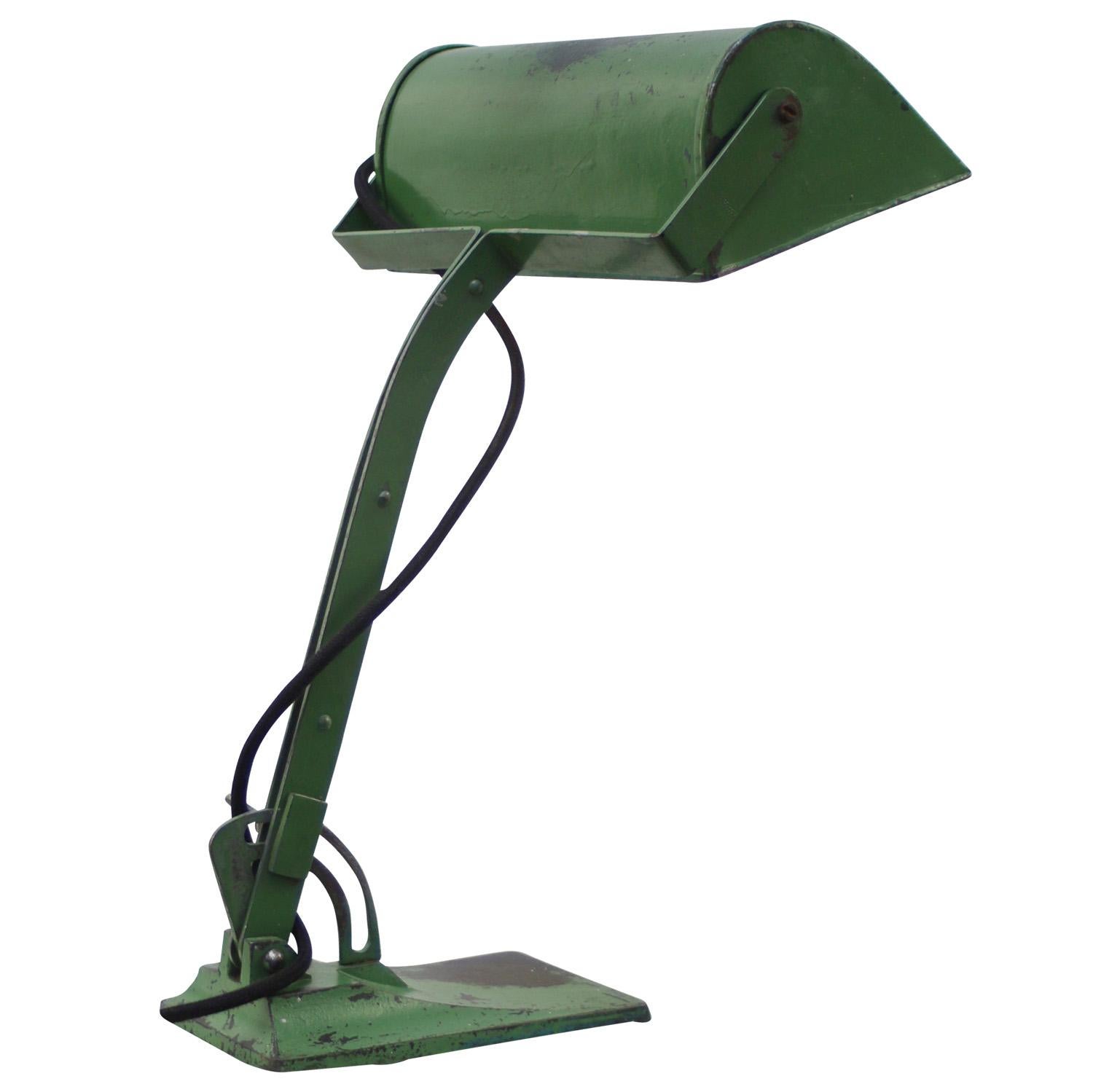 Grünes Metall Gusseisen Banker's Table Schreibtischlampe  (Gegossen) im Angebot